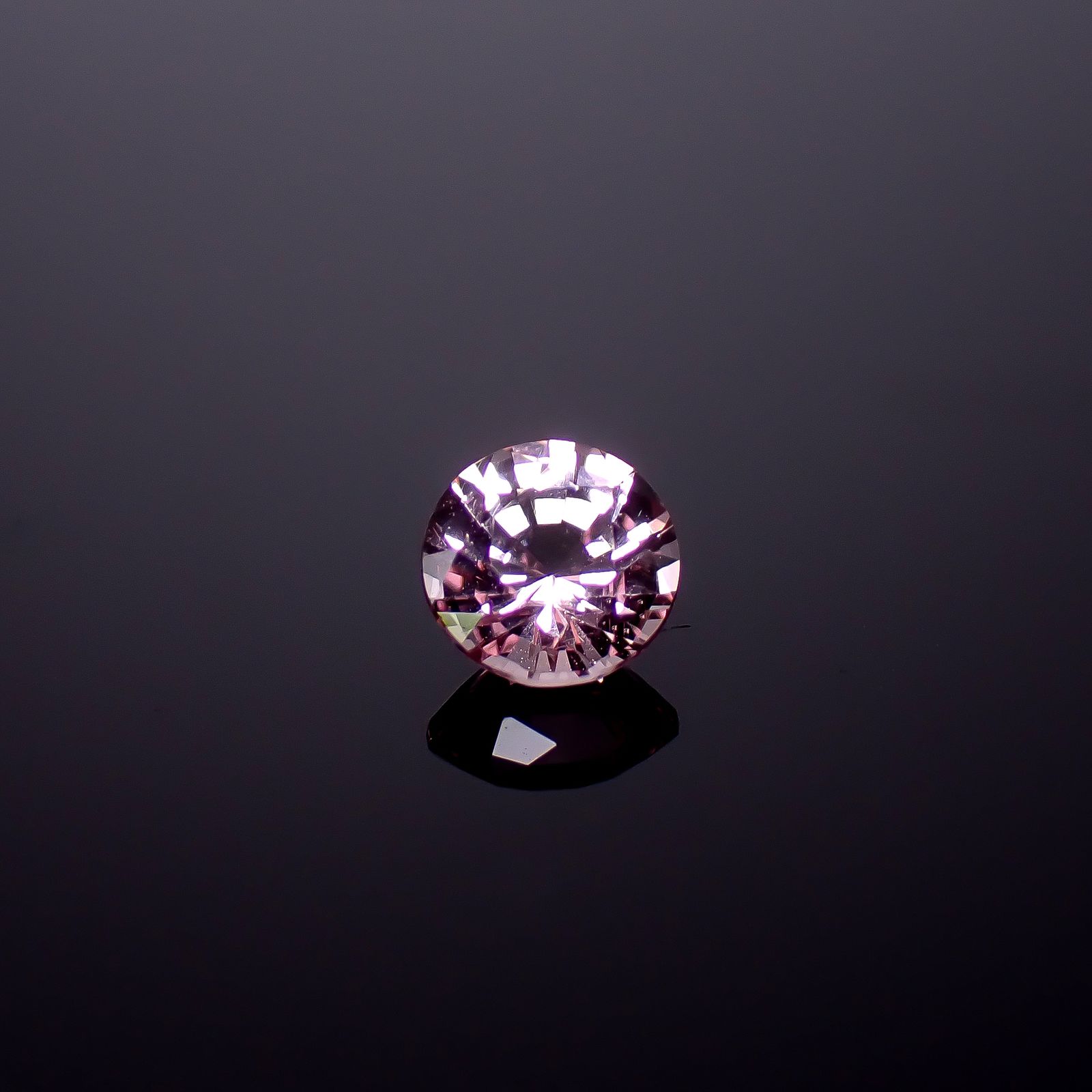 ドラゴンガーネット タンザニア産 0.57ct / 4.9x4.9mm前後 [260732669]