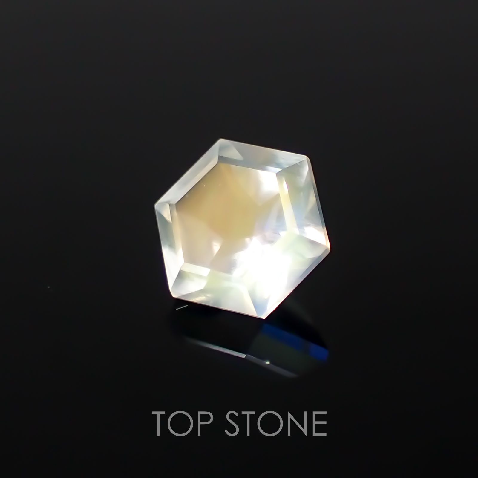 ◇ヘキサゴンカット◇レインボームーンストーンSA(宝石名アンデシン・ラブラドライト) インド・タミルナードゥ産 0.51ct 識別済[21019513]5×5mm前後