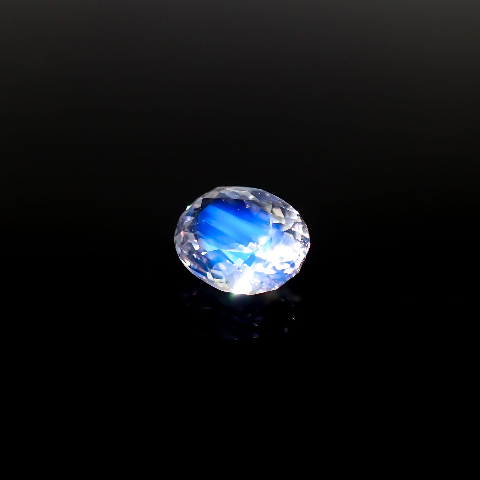 レインボームーンストーン(宝石名ラブラドライト)マダガスカル産 1.533ct ソ付(彩珠)[240326936]8.4x6.6mm前後