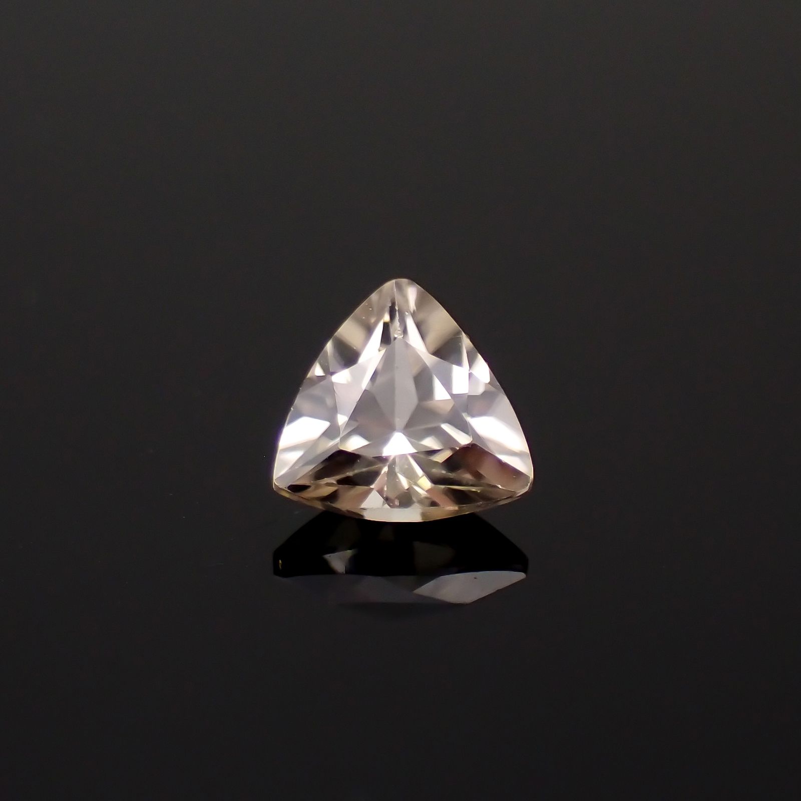 シャンパンカラージルコン スリランカ/カンボジア産 0.61ct[230421646]4.8x5mm前後