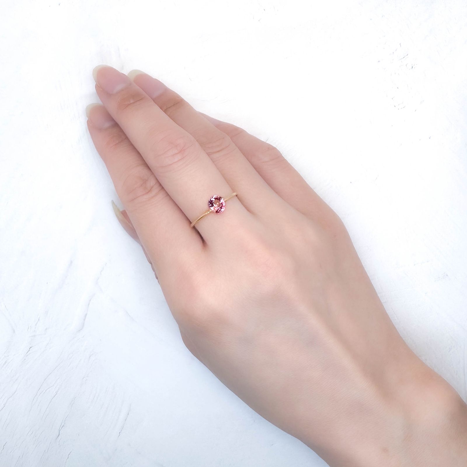 パパラチャサファイア(宝石名サファイア/別名パパラチャ・サファイア)スリランカ/マダガスカル産 DGL鑑付 0.919ct / 5.81x5.12mm前後 [251031286]