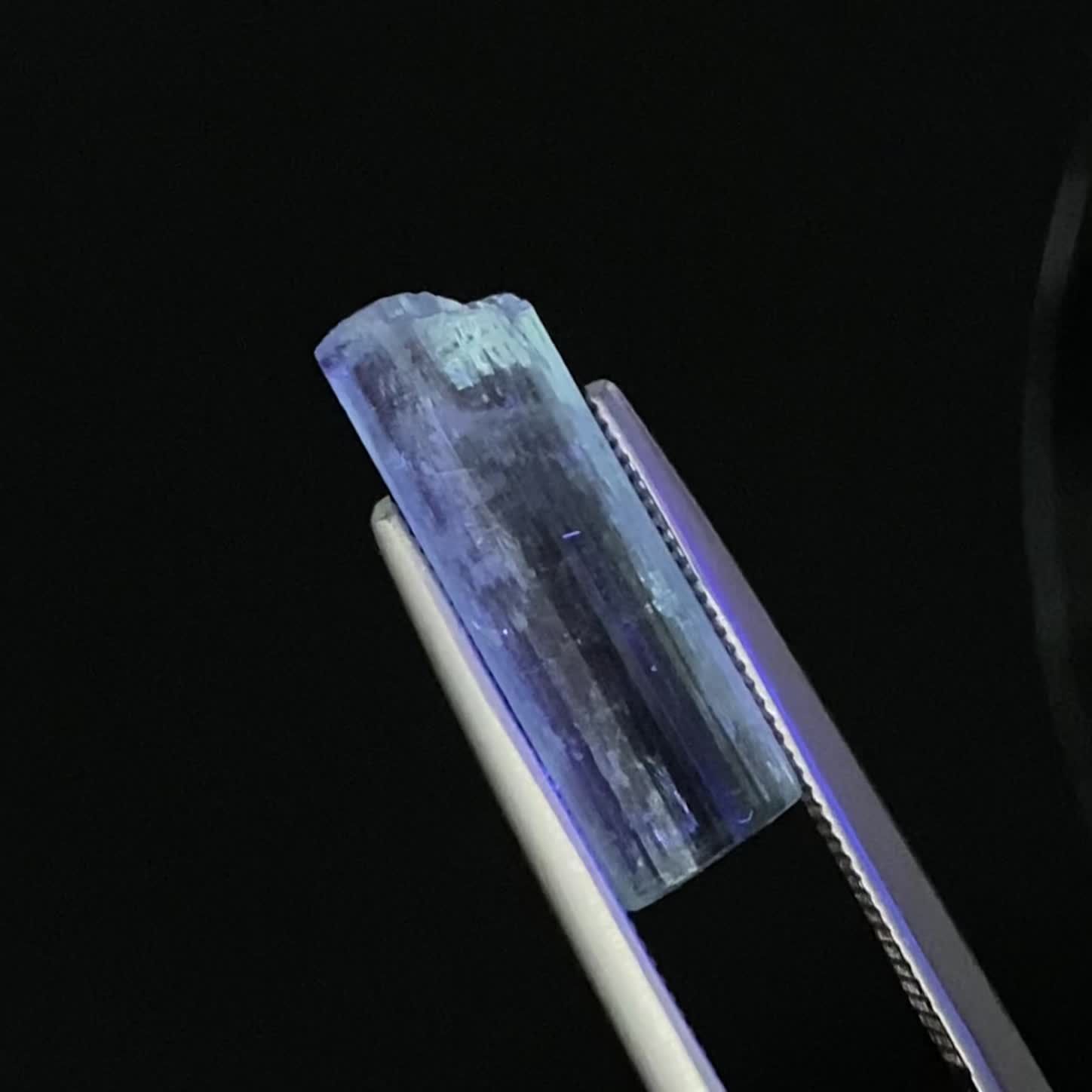 エメラルド柱状結晶 原石 コロンビア産 3.90ct / 16.5x5.2mm前後