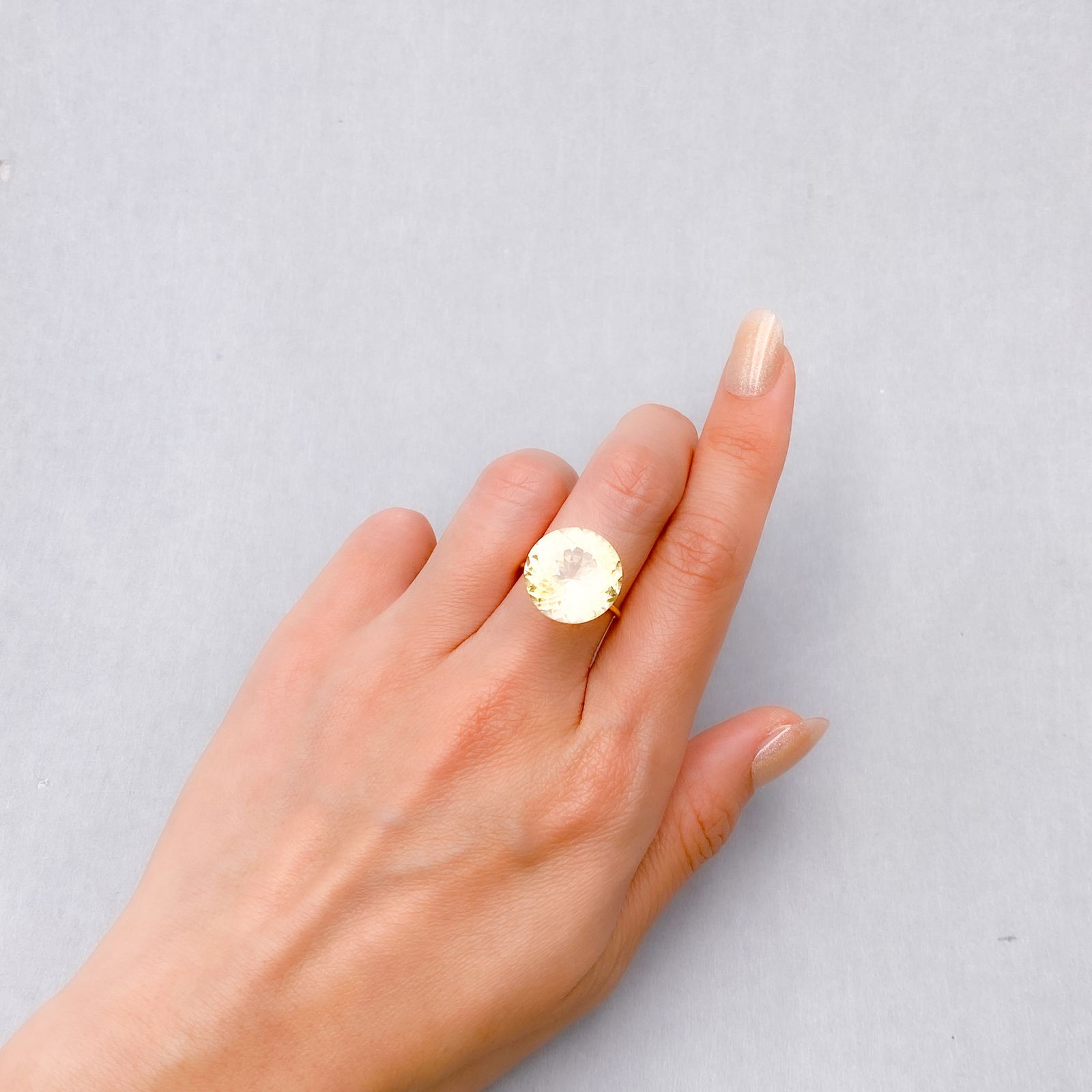 アラゴナイト フォスフォレッセンス(宝石名フォスフォレッセンス・アラゴナイト)チェコ共和国産 11.832ct ソ付(彩珠)[250129778]15.1x15.2mm前後