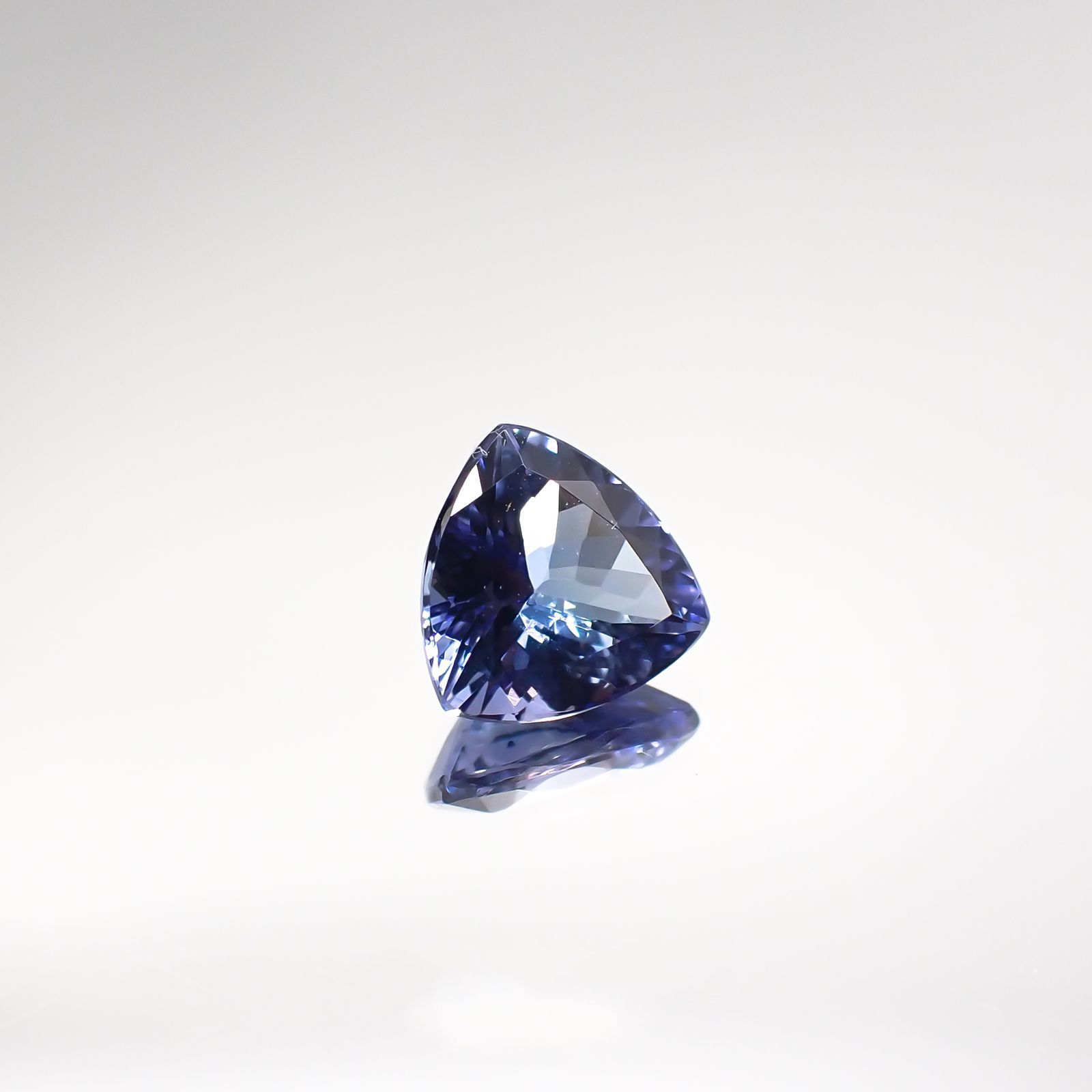 バイカラータンザナイト(宝石名タンザナイト) タンザニア産 1.250ct ソ付(彩珠)[210711818]7×7mm前後