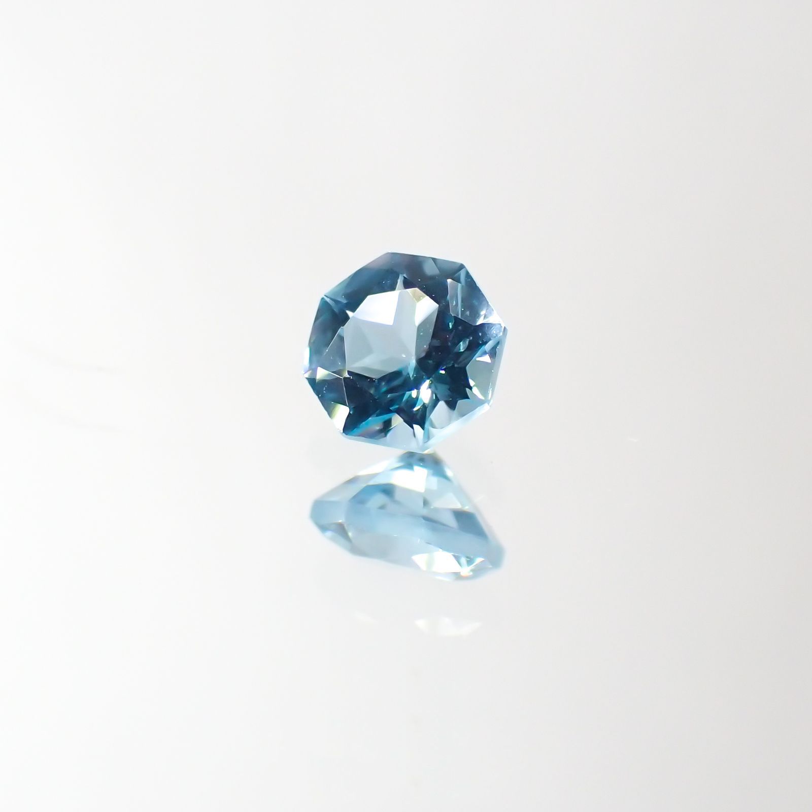 ◇オクタゴンカット◇スイスブルートパーズ(宝石名ブルー・トパーズ)ブラジル産 0.33ct 識別済[220113906]4x3.9mm前後