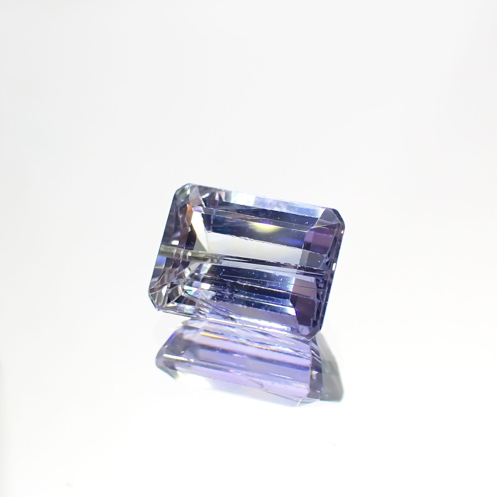 バイカラータンザナイト(宝石名タンザナイト) タンザニア産 2.447ct ソ付(彩珠)[210410778]8.5×6.3mm前後