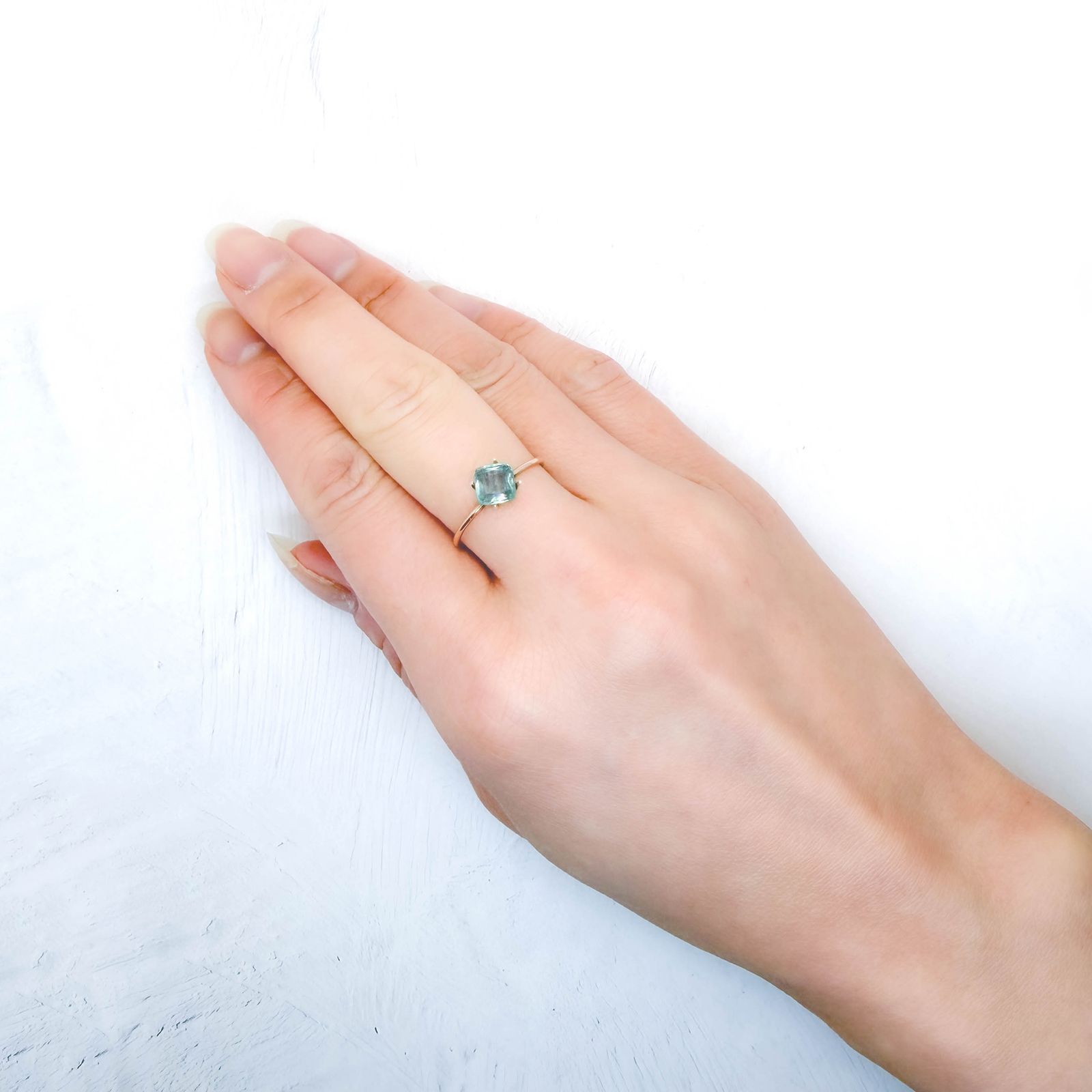 バイカラーカイヤナイト(宝石名カイヤナイト)ネパール産 識別済 1.21ct / 5.9x5.7mm前後 [260315370]