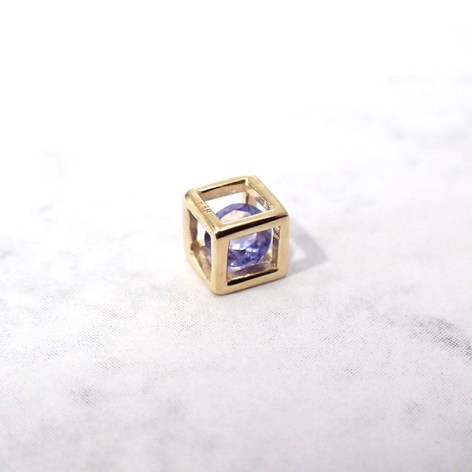 ◇K18 Reinette（レネット）◇タンザナイト | キューブボックスデザイン [チャーム/ペンダントトップ※チェーン別売り]