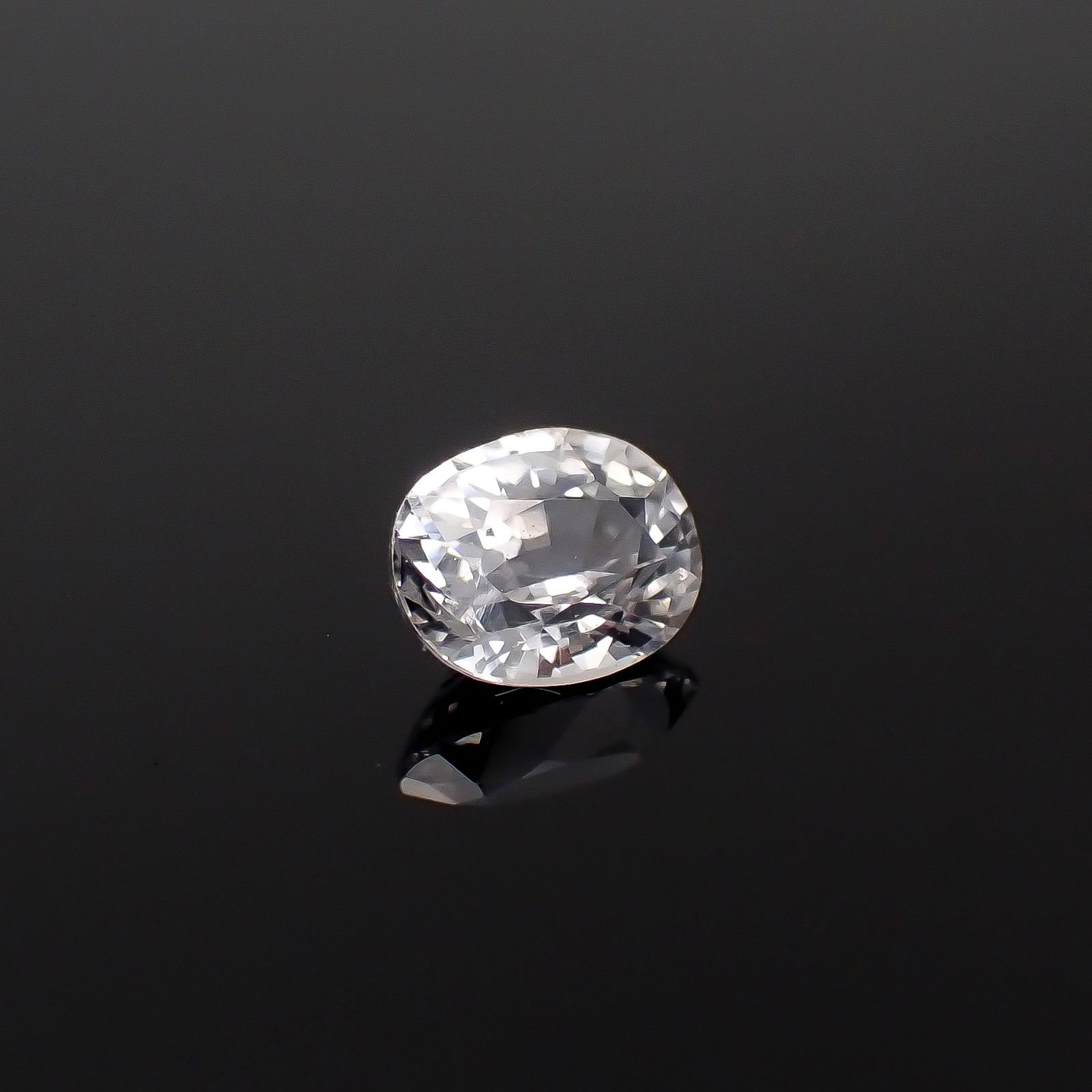 カラーレスサファイア スリランカ産 0.47ct[240527483]5.1x4.1mm前後