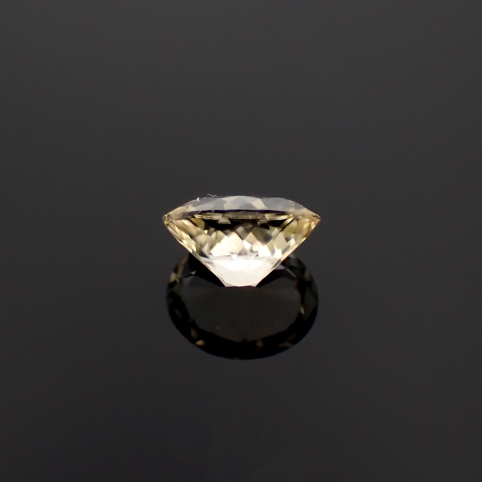 シンハライト(宝石名シンハライト)スリランカ産 識別済 0.53ct / 5.7x4.6mm前後 [260419708]