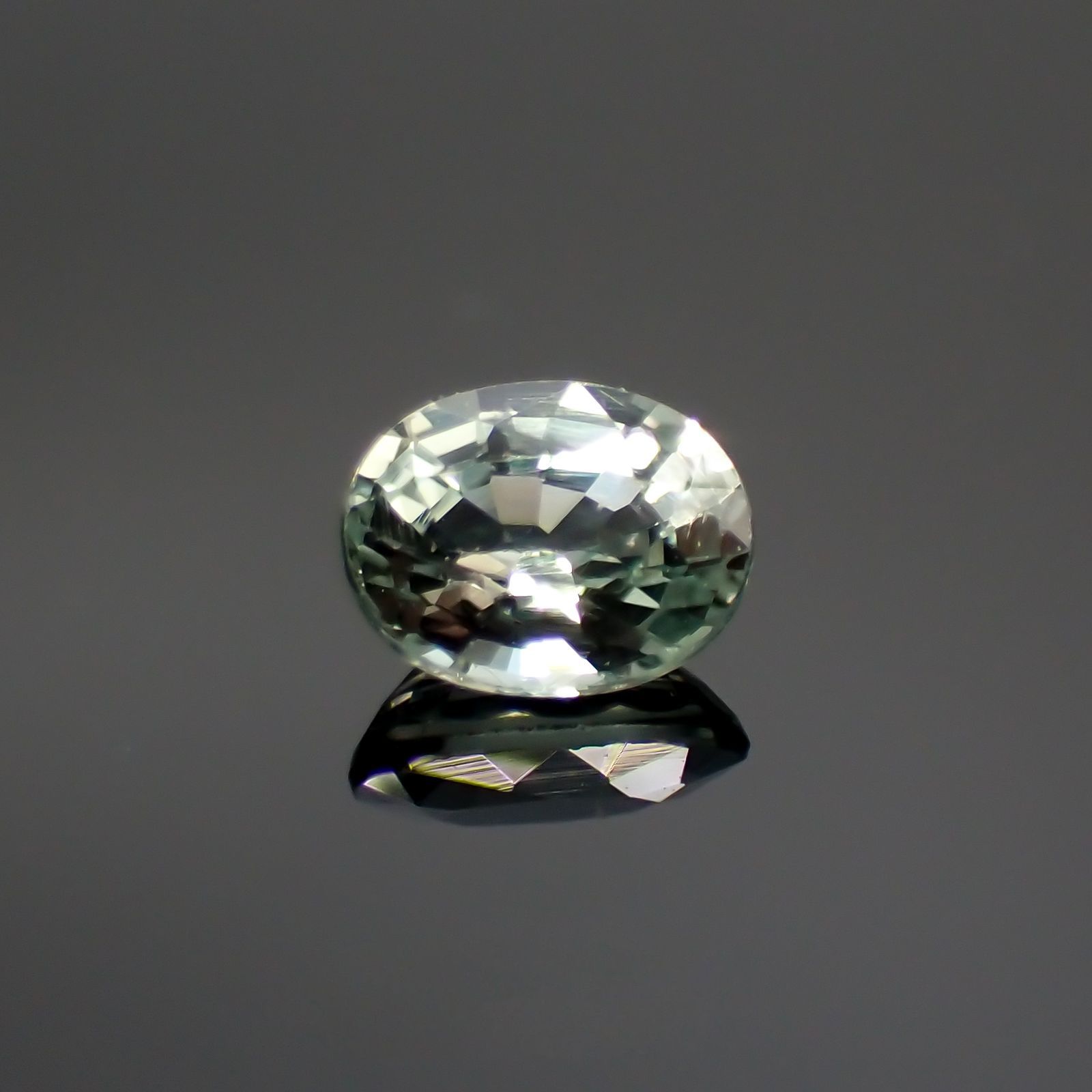 アレキサンドライト(宝石名アレキサンドライト) マダガスカル産 0.277ct ソ付(彩珠)[20117006]4.3×3.3mm前後