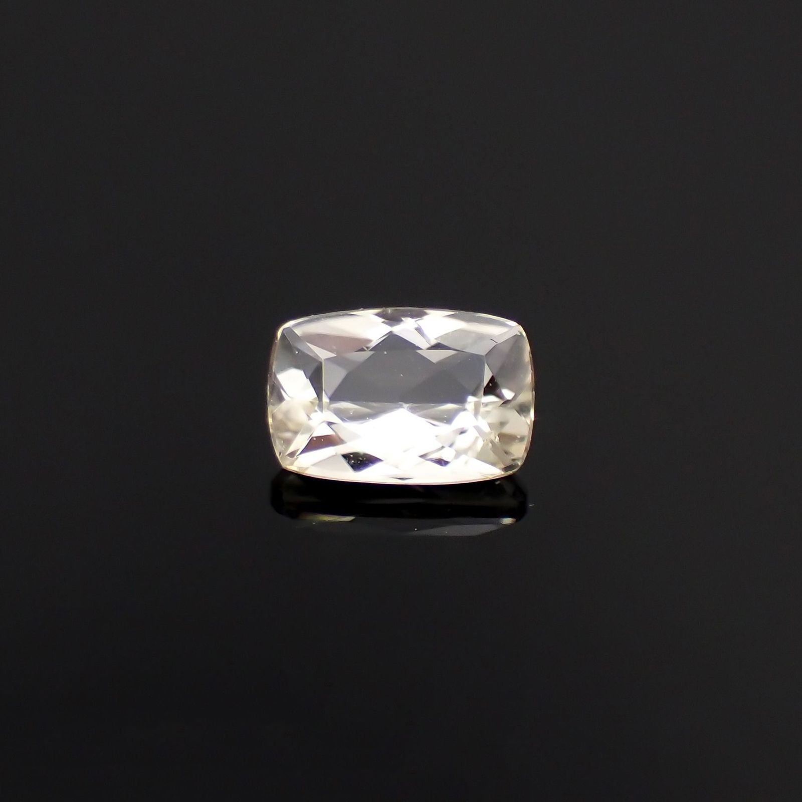 イエロースキャポライト(宝石名イエロー・スキャポライト)ブラジル・ミナスジェライス産 識別済 0.73ct / 7x4.7mm前後 [221219634]