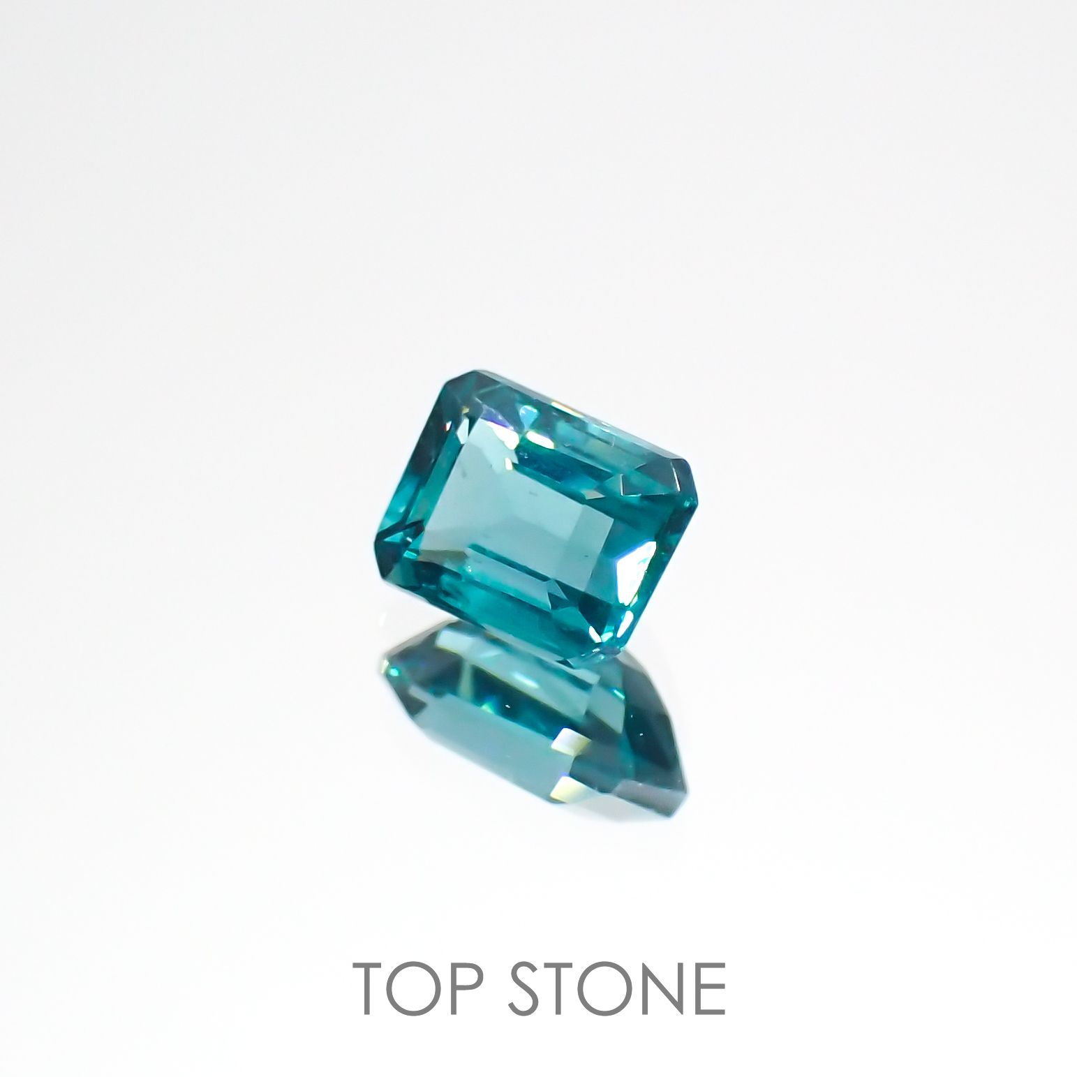 ブルーグリーンアパタイト(宝石名アパタイト)マダガスカル産 0.58ct 識別済[220616659]5.2x4mm前後