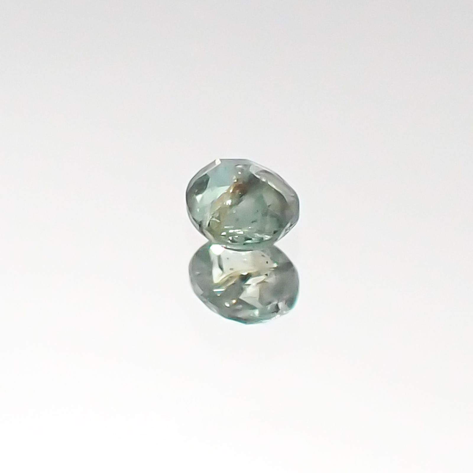 アレキサンドライト(宝石名アレキサンドライト) ブラジル産 0.057ct 識別済[20095556]2.4×2mm前後