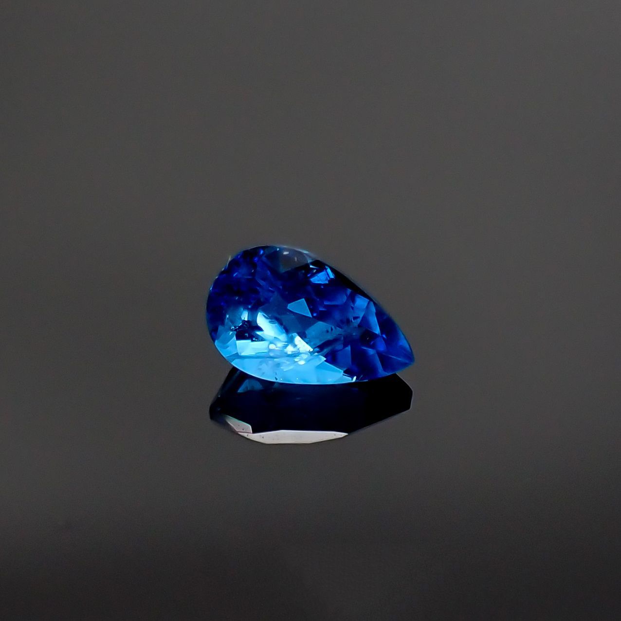 アウイナイト フルオレッセンス(宝石名アウイナイト) ドイツ産 0.272ct ソ付(日独)[210711628]5.5×3.4mm前後