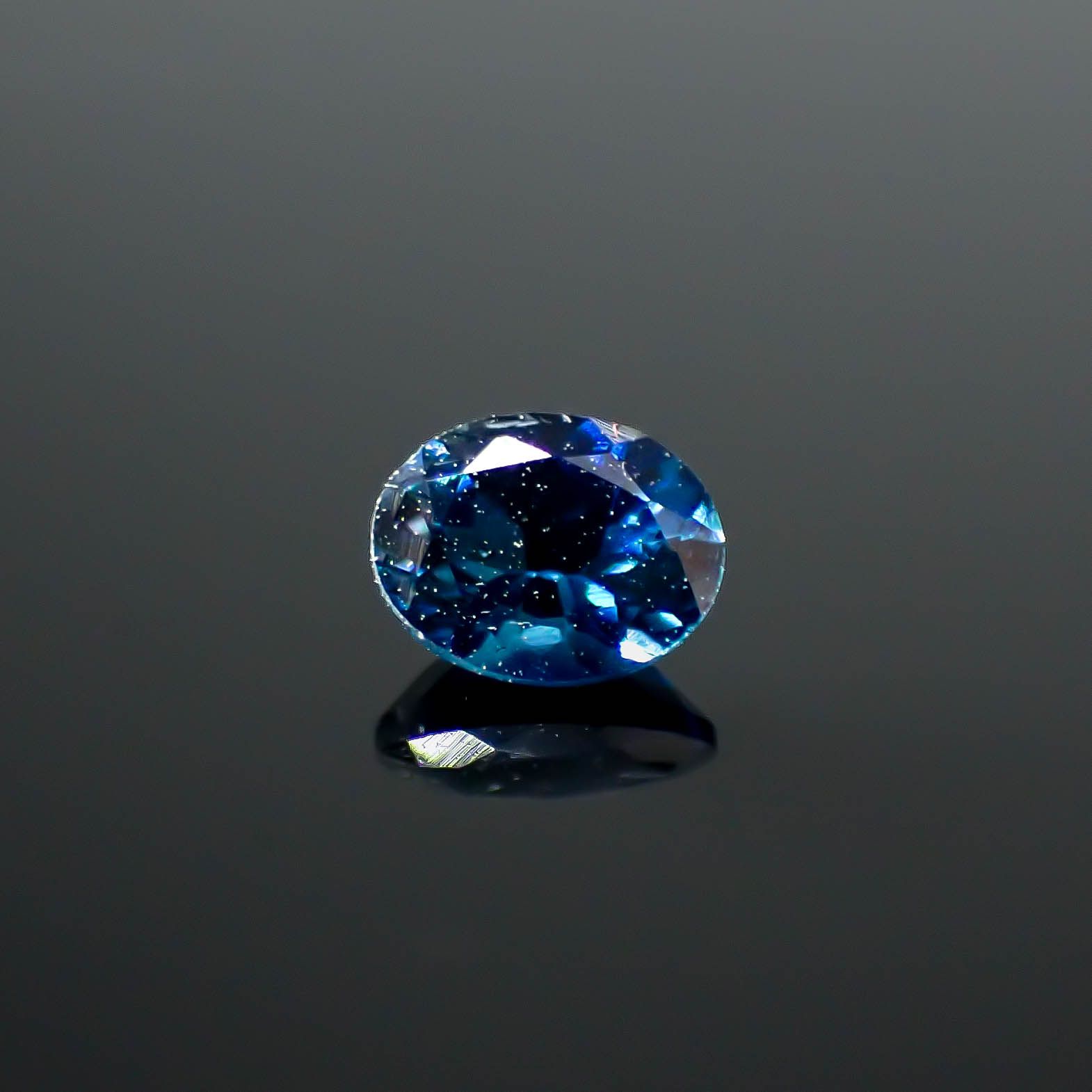 インディゴライト ブラジル産 0.36ct / 5.1x4mm前後 [250931101]
