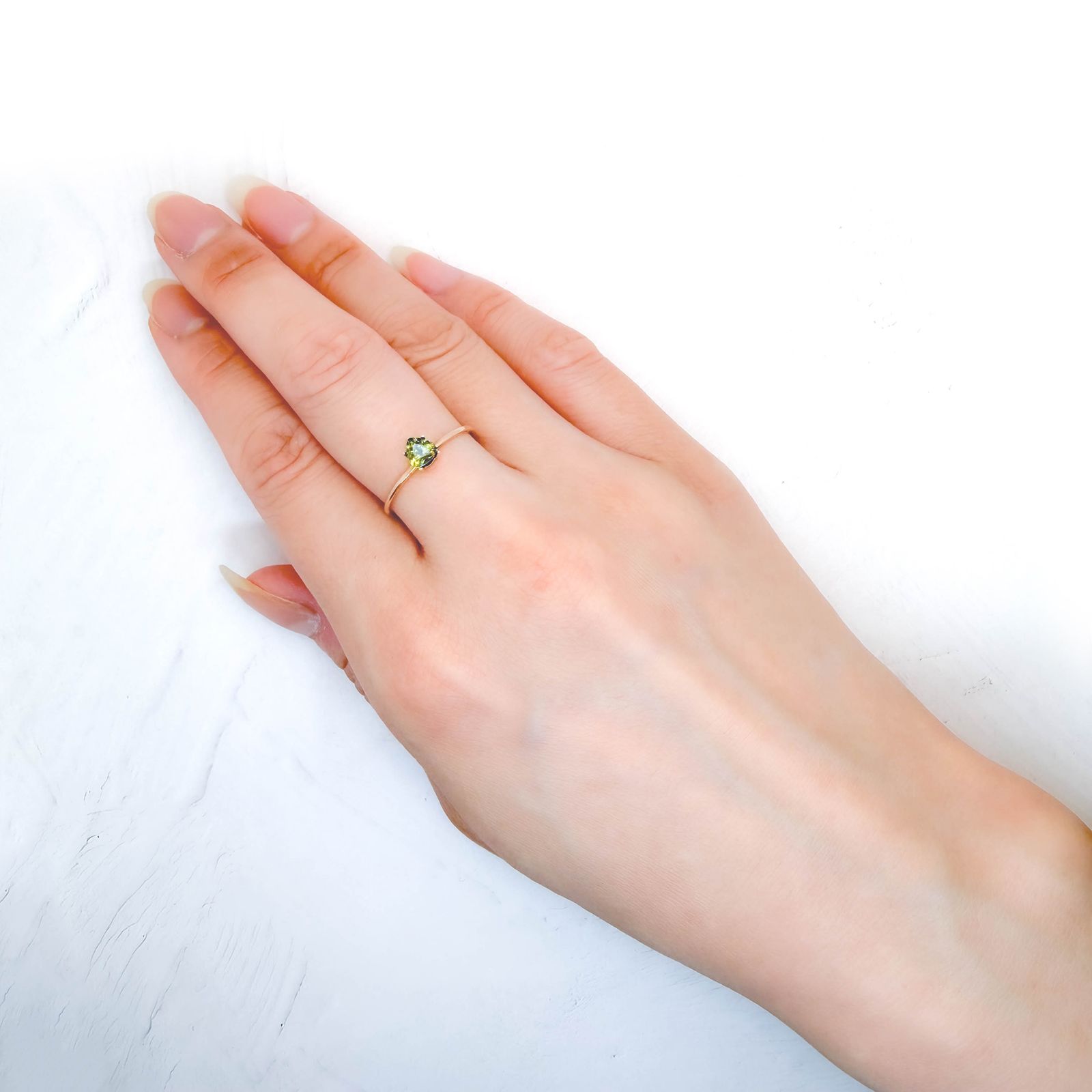 カラーチェンジスフェーン パキスタン産 0.34ct / 4.5x4.7mm前後 [260632443]