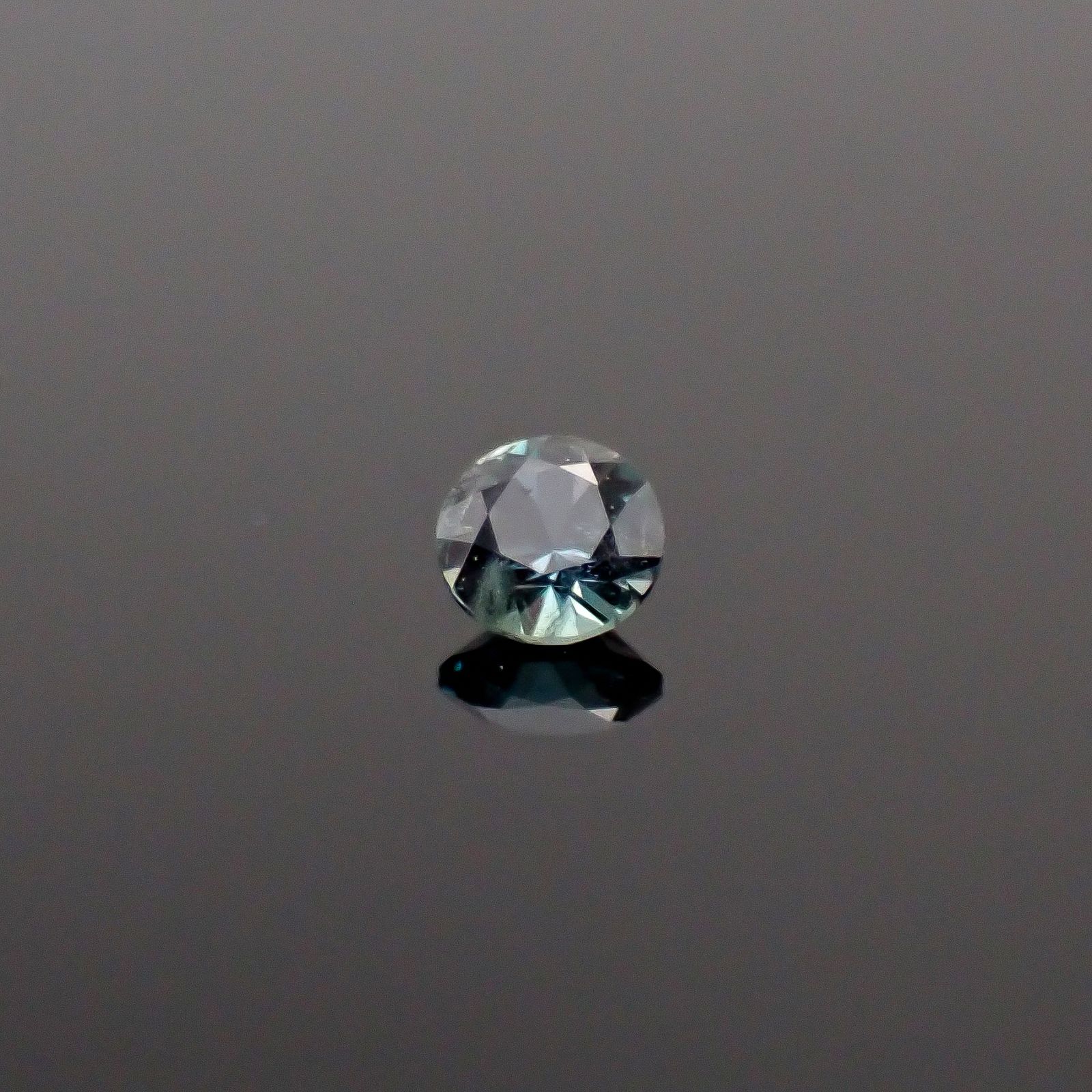 アレキサンドライト ロシア産 0.042ct / 2.1x2.1mm前後 [260131563]