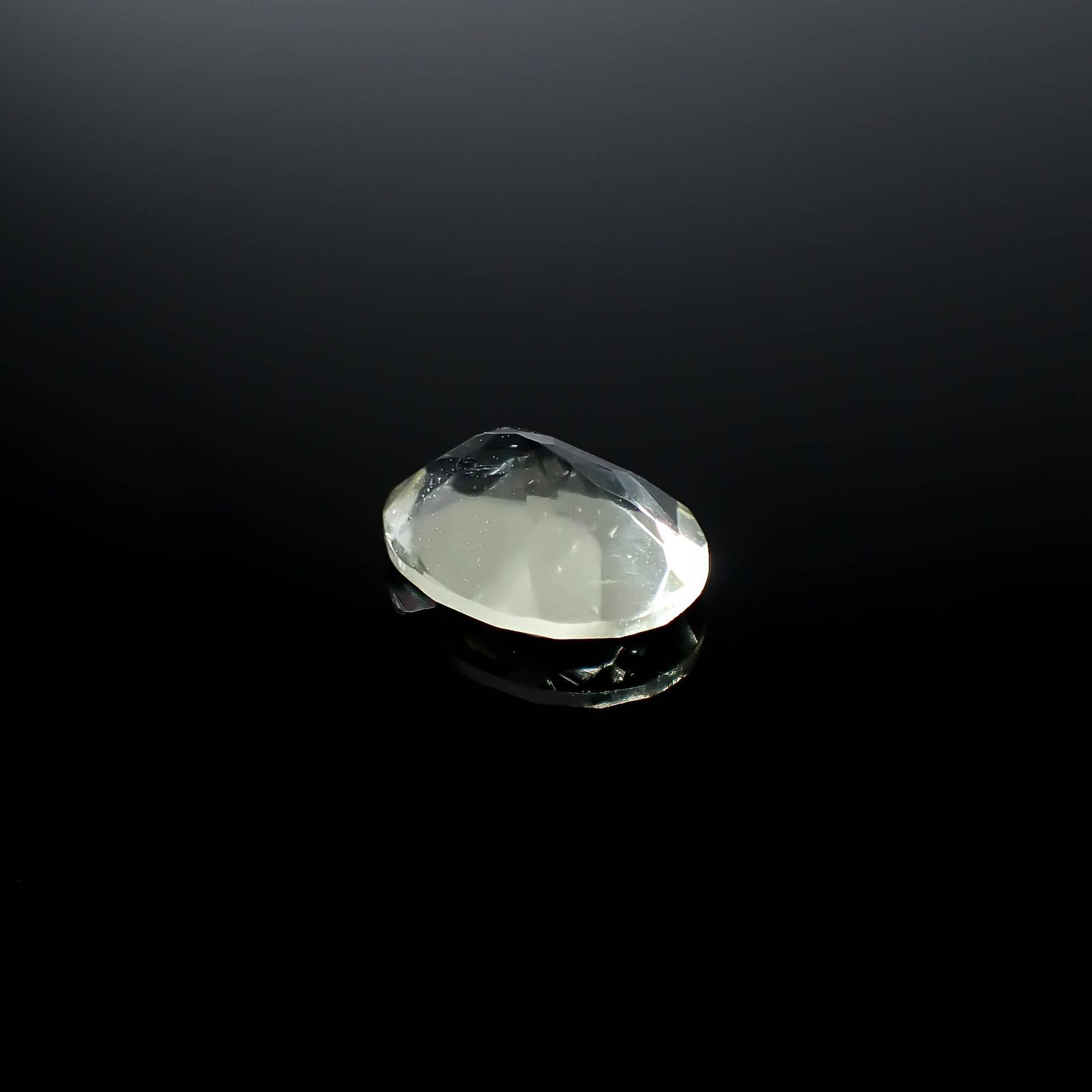 リビアングラス 発見地：エジプト・リビア砂漠 2.58ct / 11.5x8.8mm前後 [251131304]