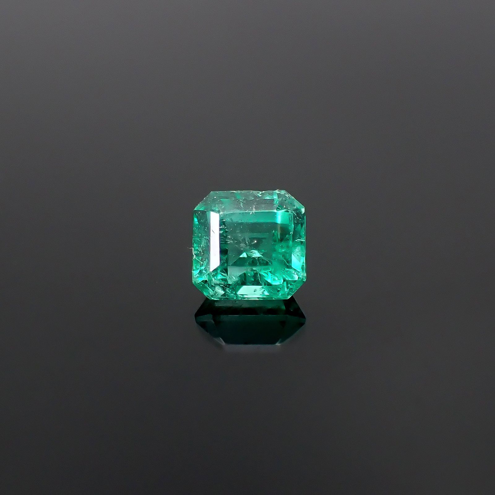 エメラルド コロンビア産 0.30ct / 3.8x3.7mm前後 [260131518]