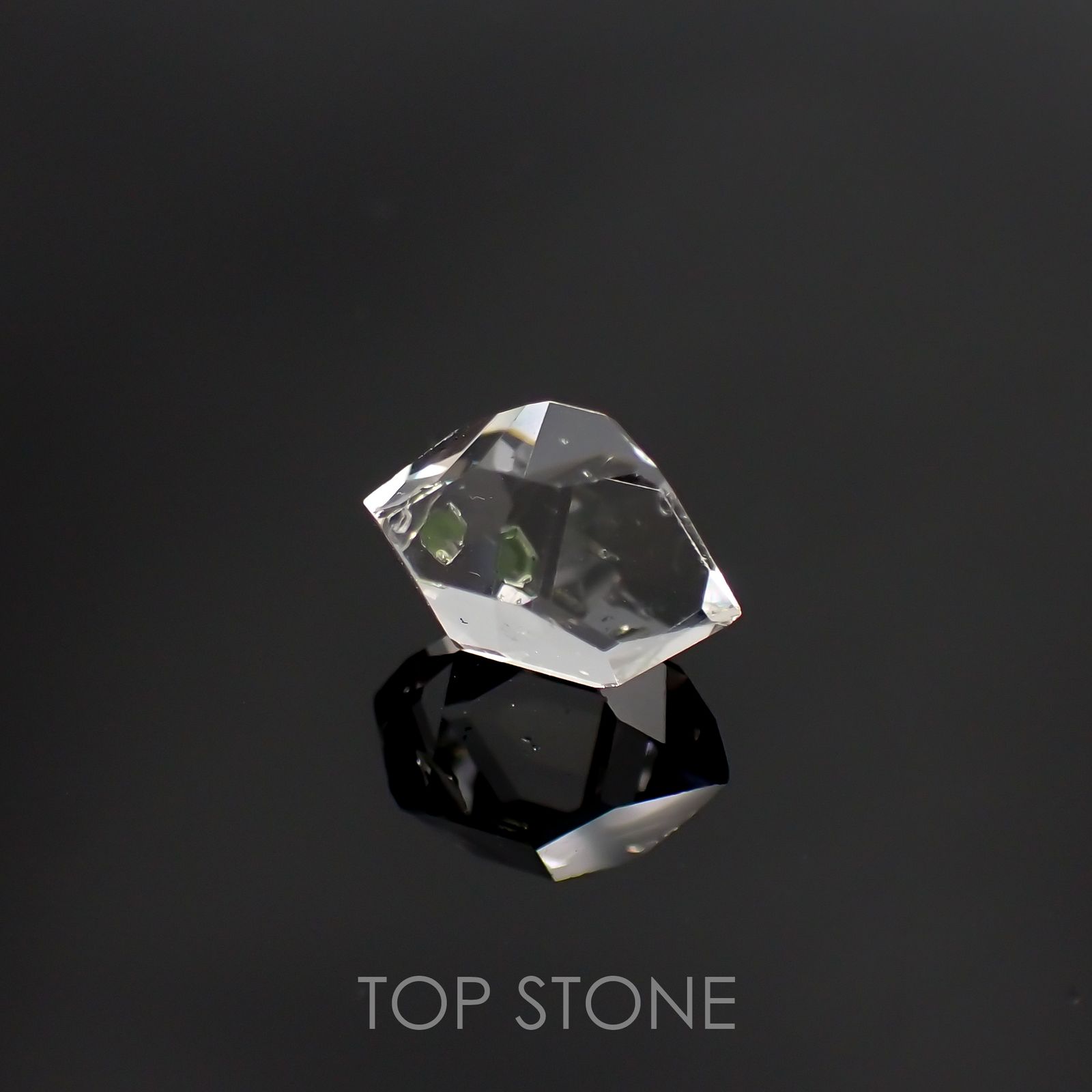 オイルインクォーツ パキスタン産 ルース 4.56ct[210811432]12.6×8.8mm前後