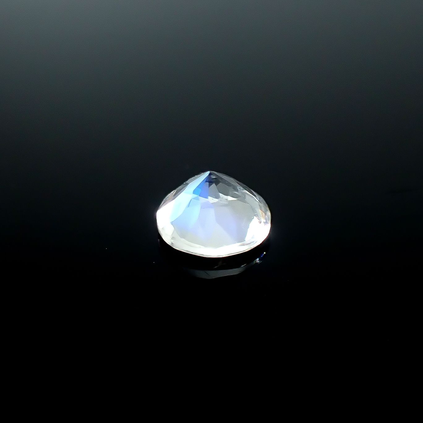レインボームーンストーン タンザニア産 0.43ct [250730919]5.1x5.1mm前後
