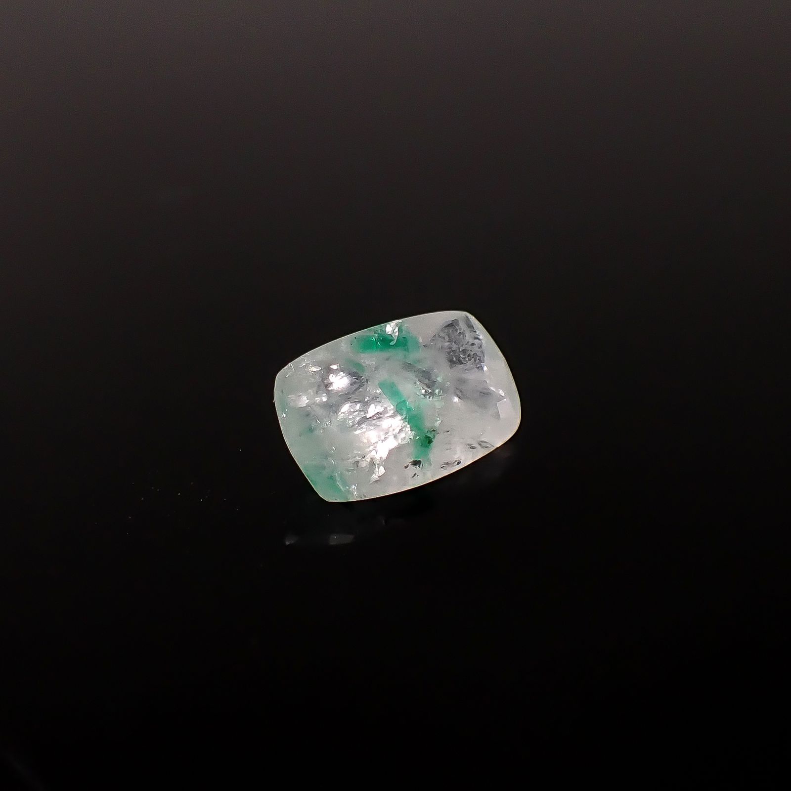 エメラルドインクォーツ パキスタン産 2.24ct / 11.5x7.3mm前後 [260231651]