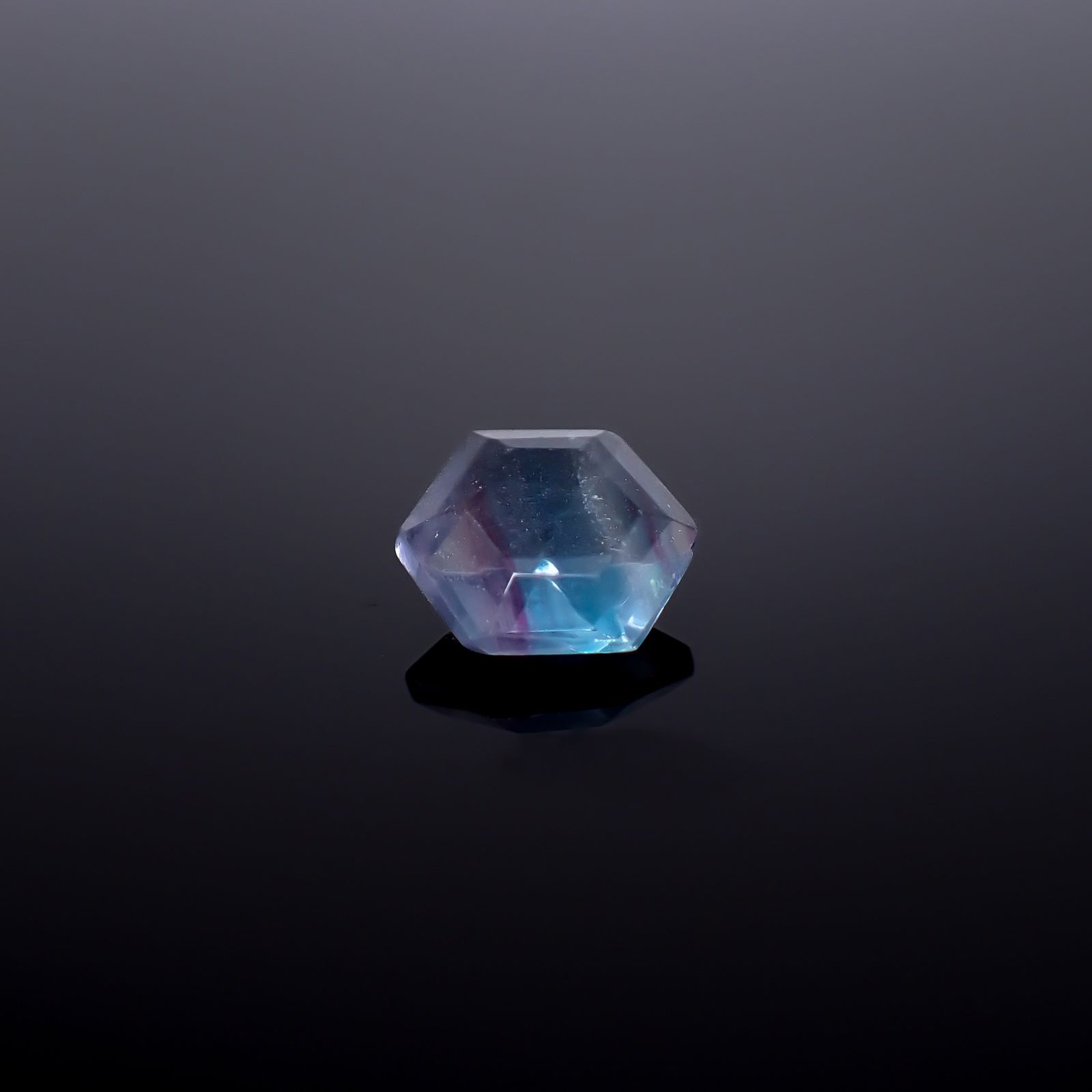 ◇ヘキサゴンカット◇パーティカラーフローライト フルオレッセンス 中国産 2.26ct / 9.4x8.3mm前後 [260932783]