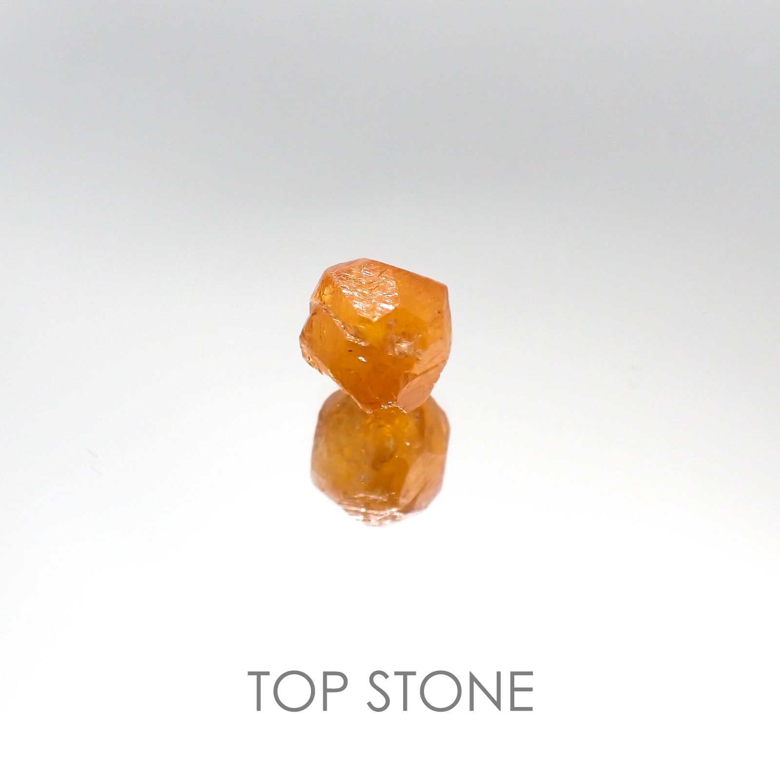 スペサルティンガーネット マンダリンオレンジカラー(宝石名ガーネット) タンザニア産 原石・結晶 4.02ct 識別済[20095403]8.3×8mm前後