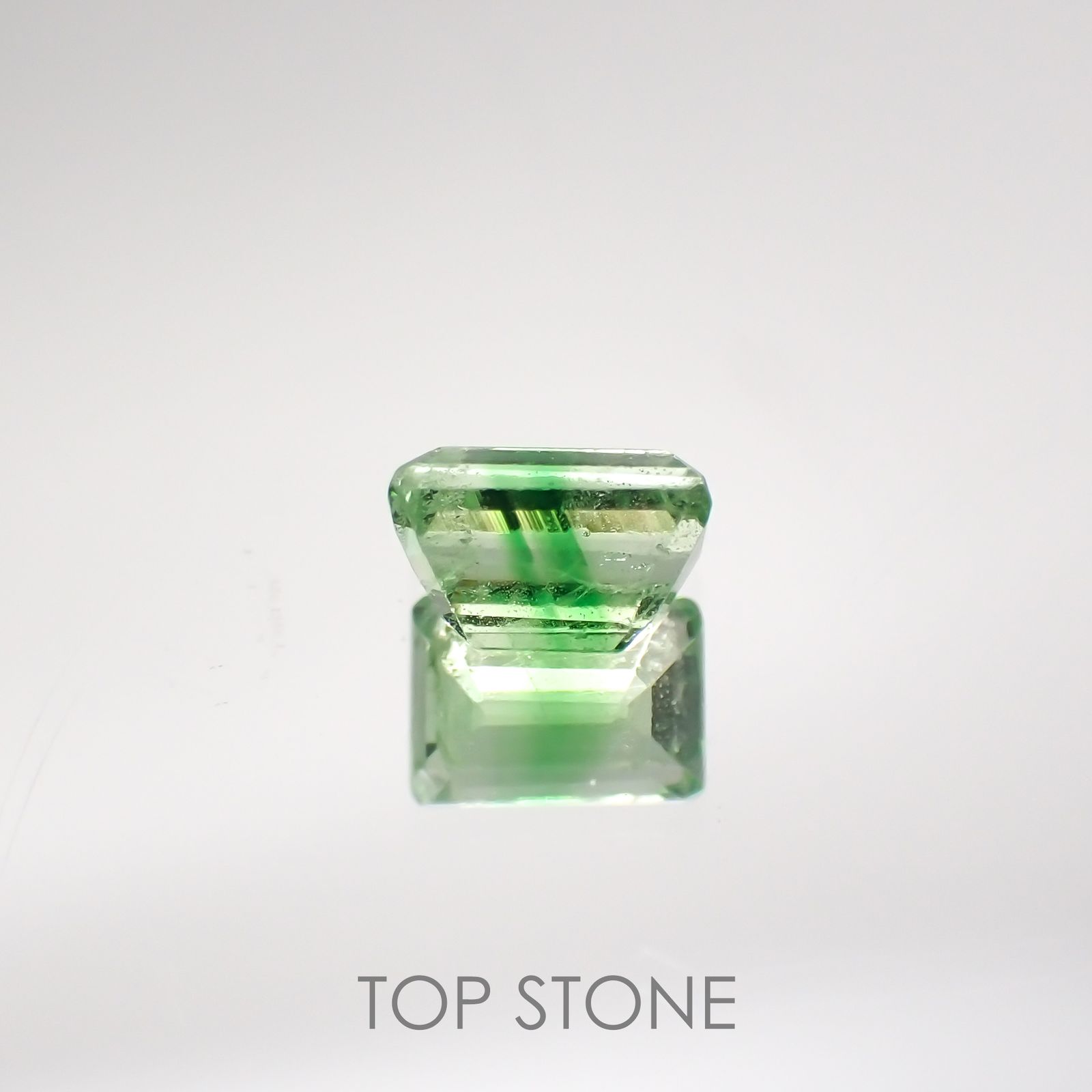 バイカラーツァボライト(宝石名グリーン グロッシュラー・ガーネット) タンザニア産 0.71ct 識別済[210711572]5.4×3.7mm前後