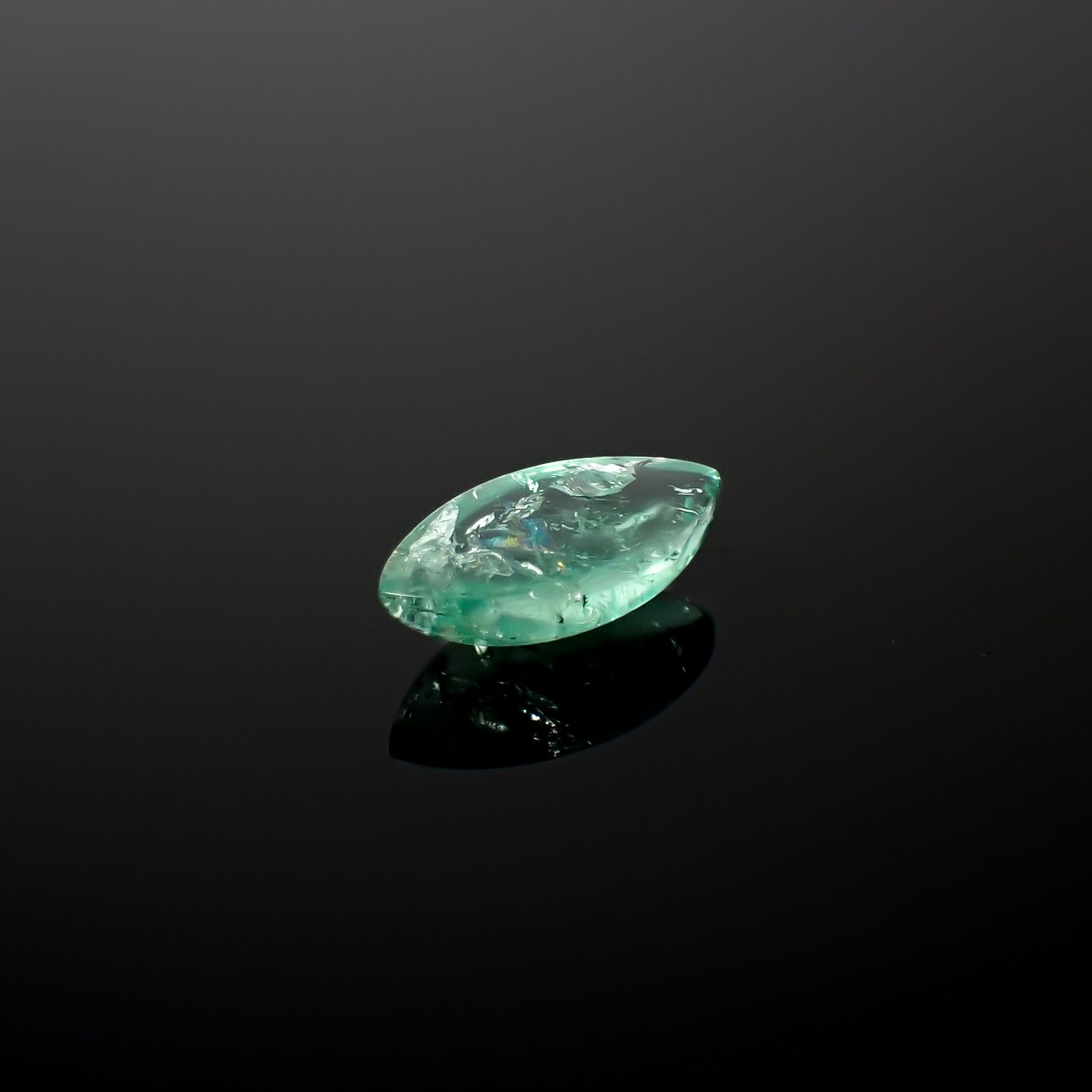 フローライト フルオレッセンス イギリス・ロジャリー鉱山産 3.69ct[240527710]14.4x7.4mm前後