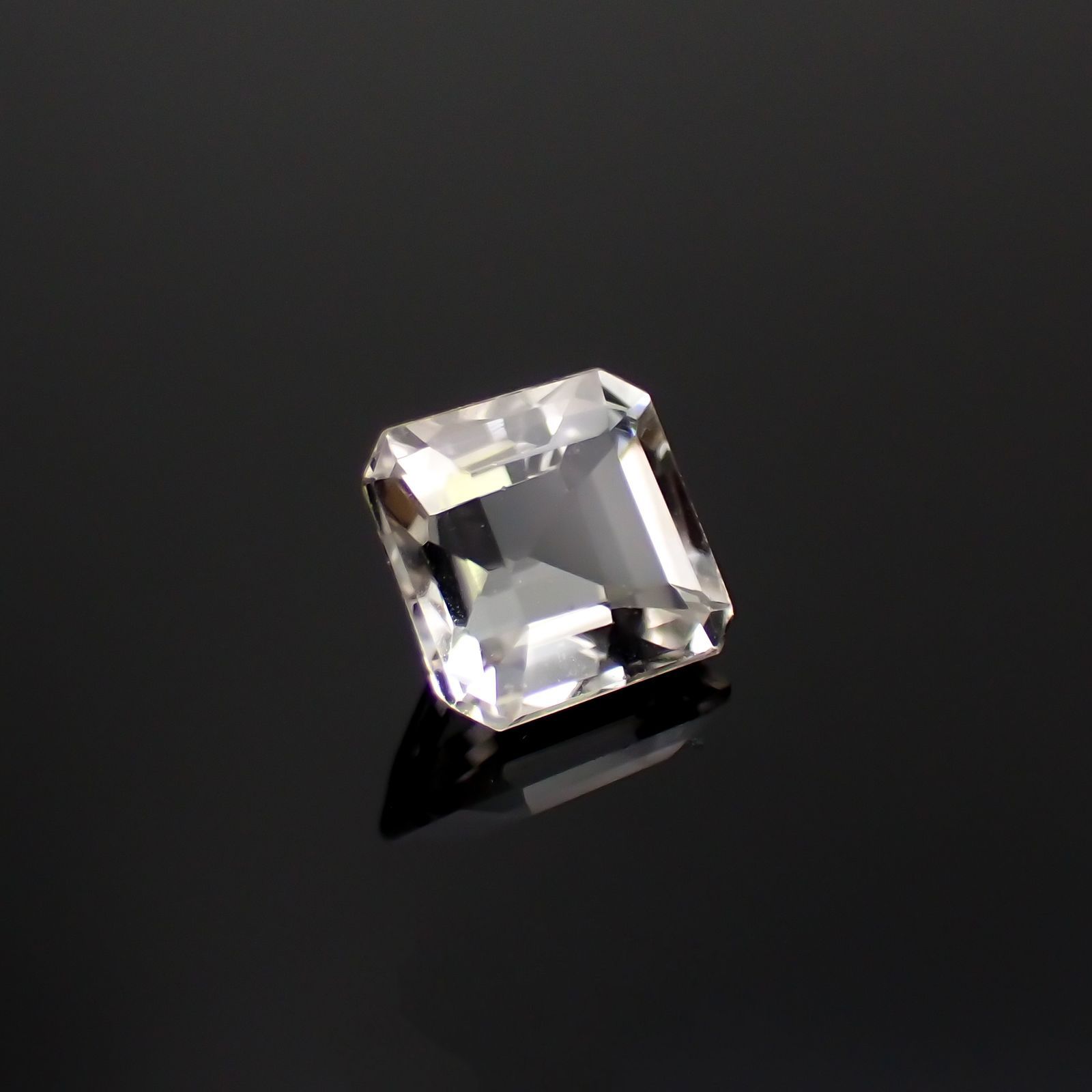 フェナカイト(宝石名フェナカイト)ブラジル産 1.062ct ソ付(彩珠)[221018577]6.1x5.9mm前後