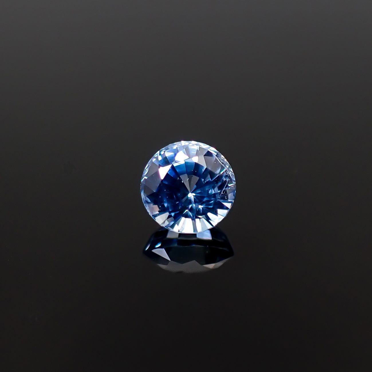 アイスブルーサファイア スリランカ産 0.32ct [250129733]3.8x3.8mm前後