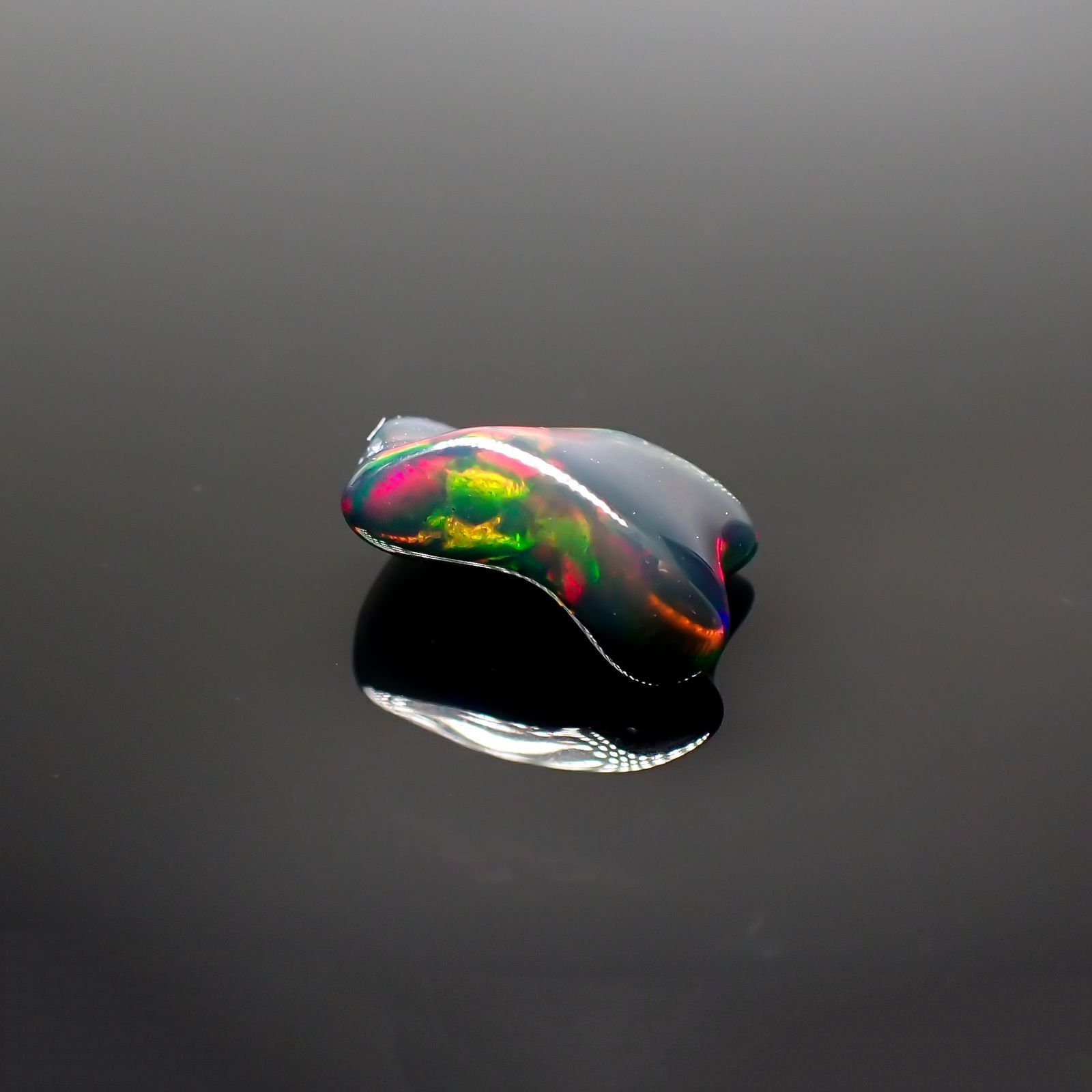 ◇バロック型◇ブラックオパール(宝石名オパール/加熱処理) エチオピア産 識別済 1.26ct / 10x6.5mm前後 [211013511]