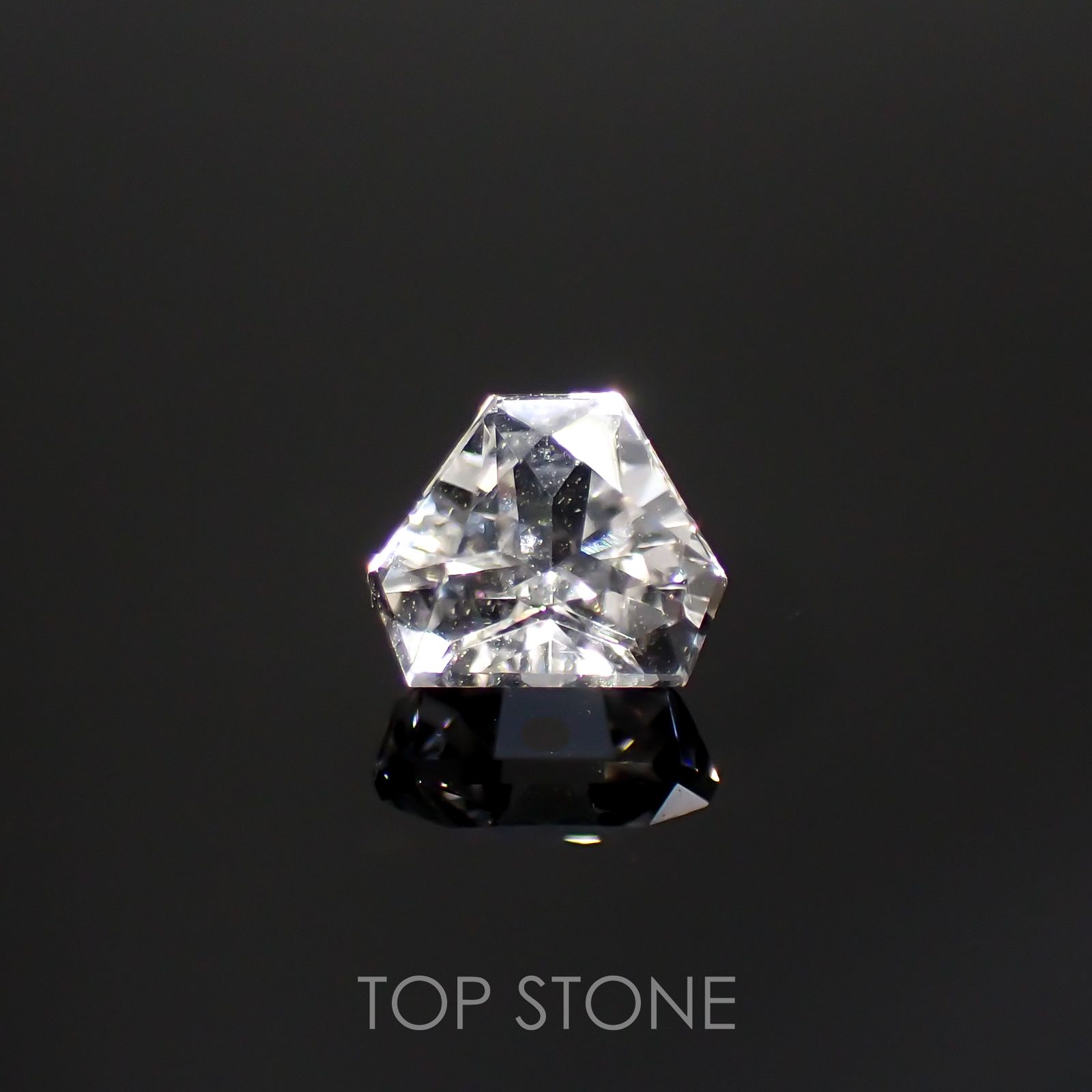 カラーレスエンスタタイト(宝石名ホワイト・エンスタタイト)スリランカ産 0.93ct 識別済[220115569]6x5.1mm前後