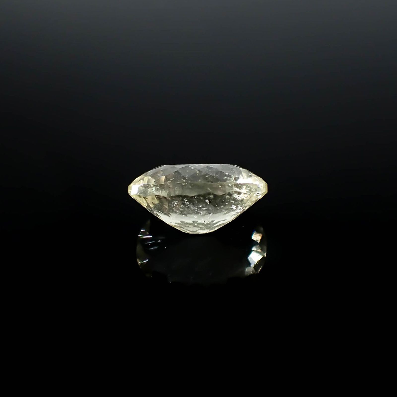 リビアングラス 発見地：エジプト・リビア砂漠 8.27ct / 16.5x12.9mm前後 [251131302]
