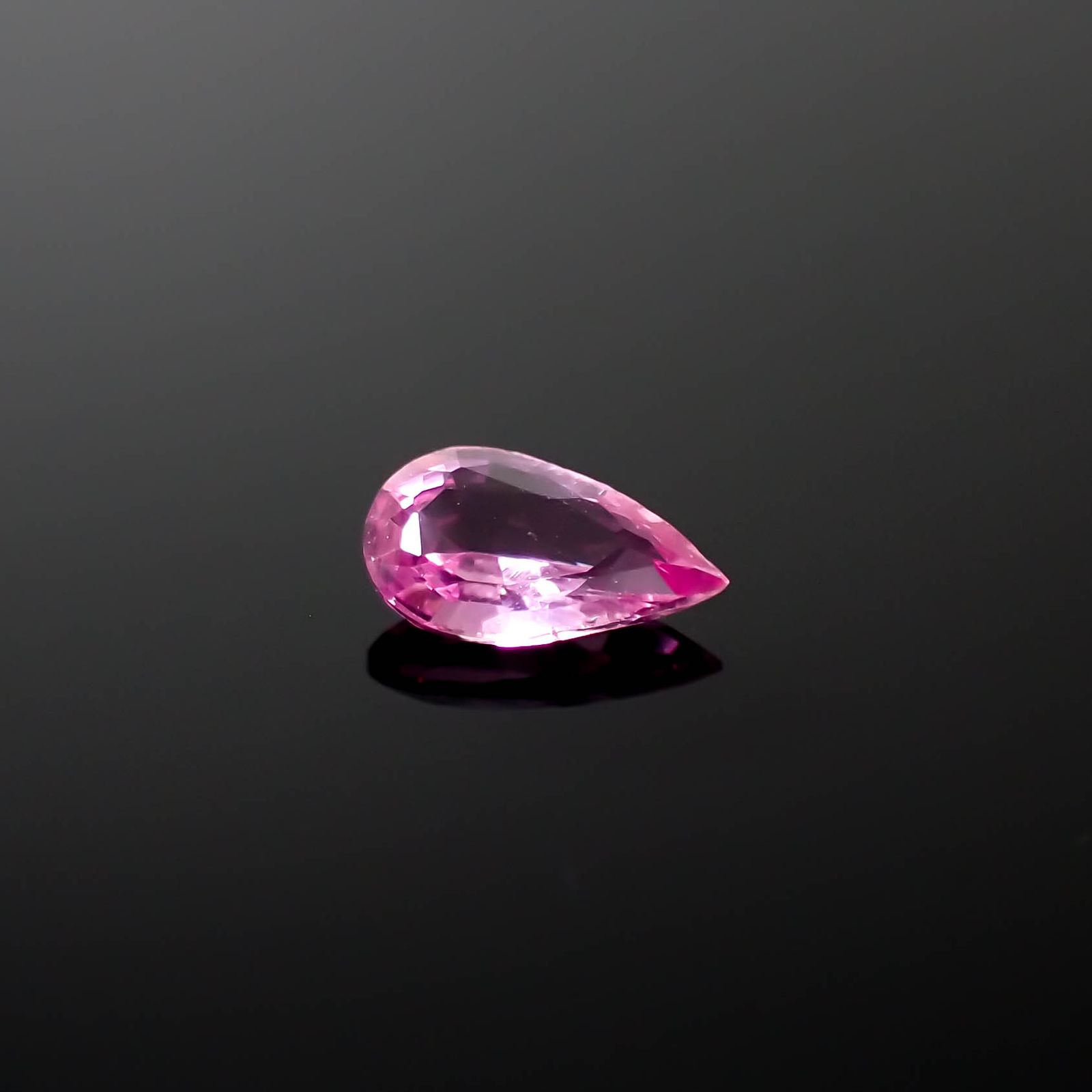 ネオンピンクサファイア スリランカ産 0.19ct[240226304]4.9x2.8mm前後