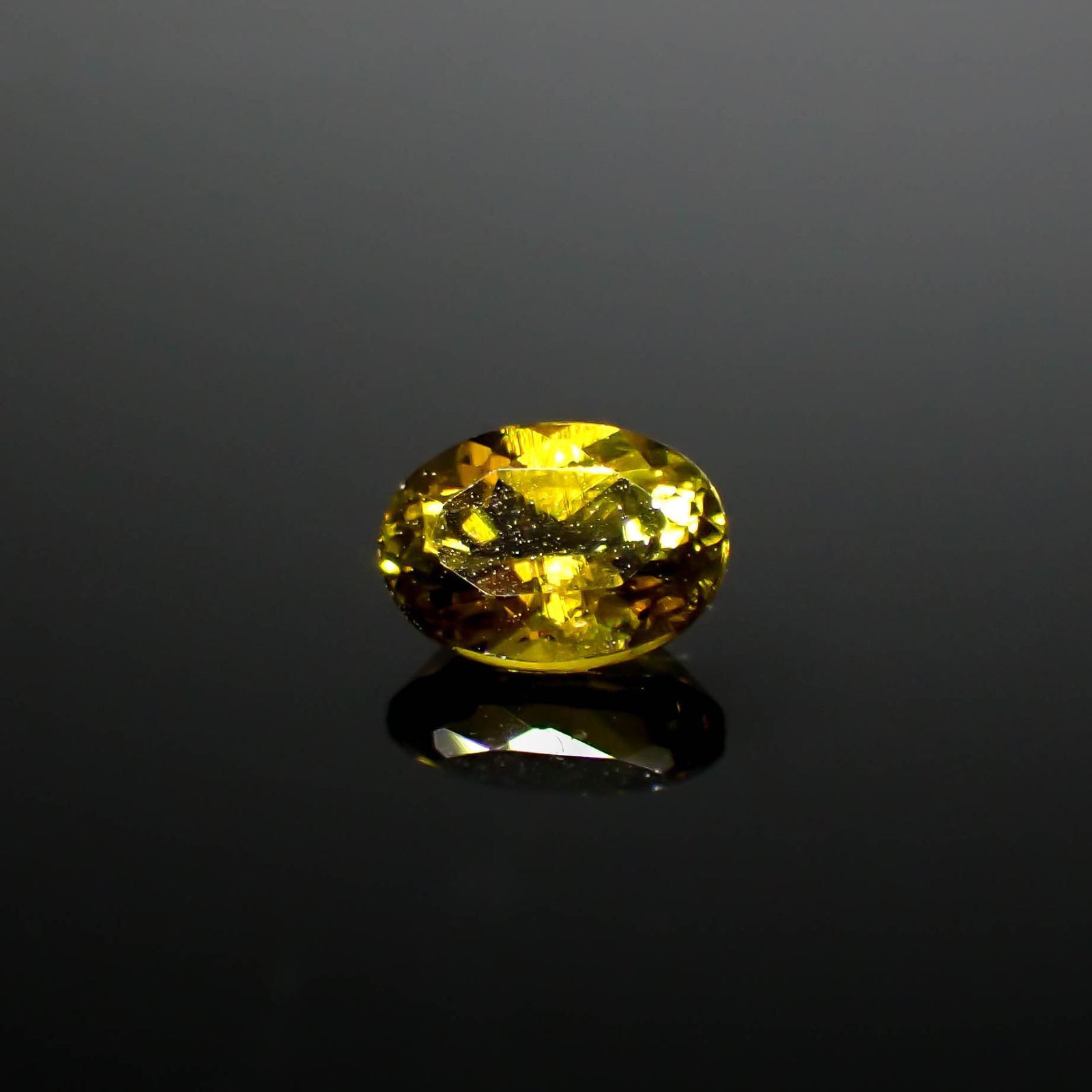クリノゾイサイト(宝石名クリノゾイサイト)パキスタン産 0.63ct 識別済[250630592]6x4.3mm前後
