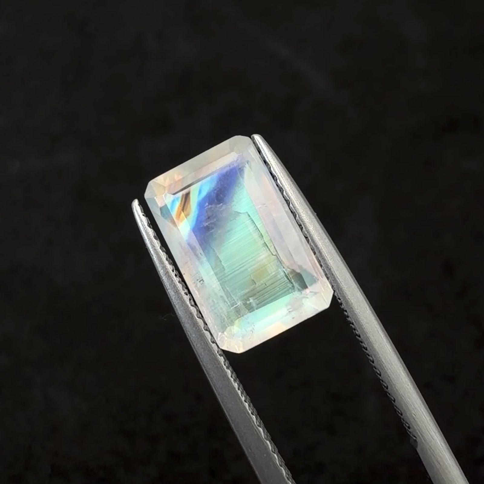 レインボームーンストーン インド・ビハール産 4.13ct / 12.3x7.8mm