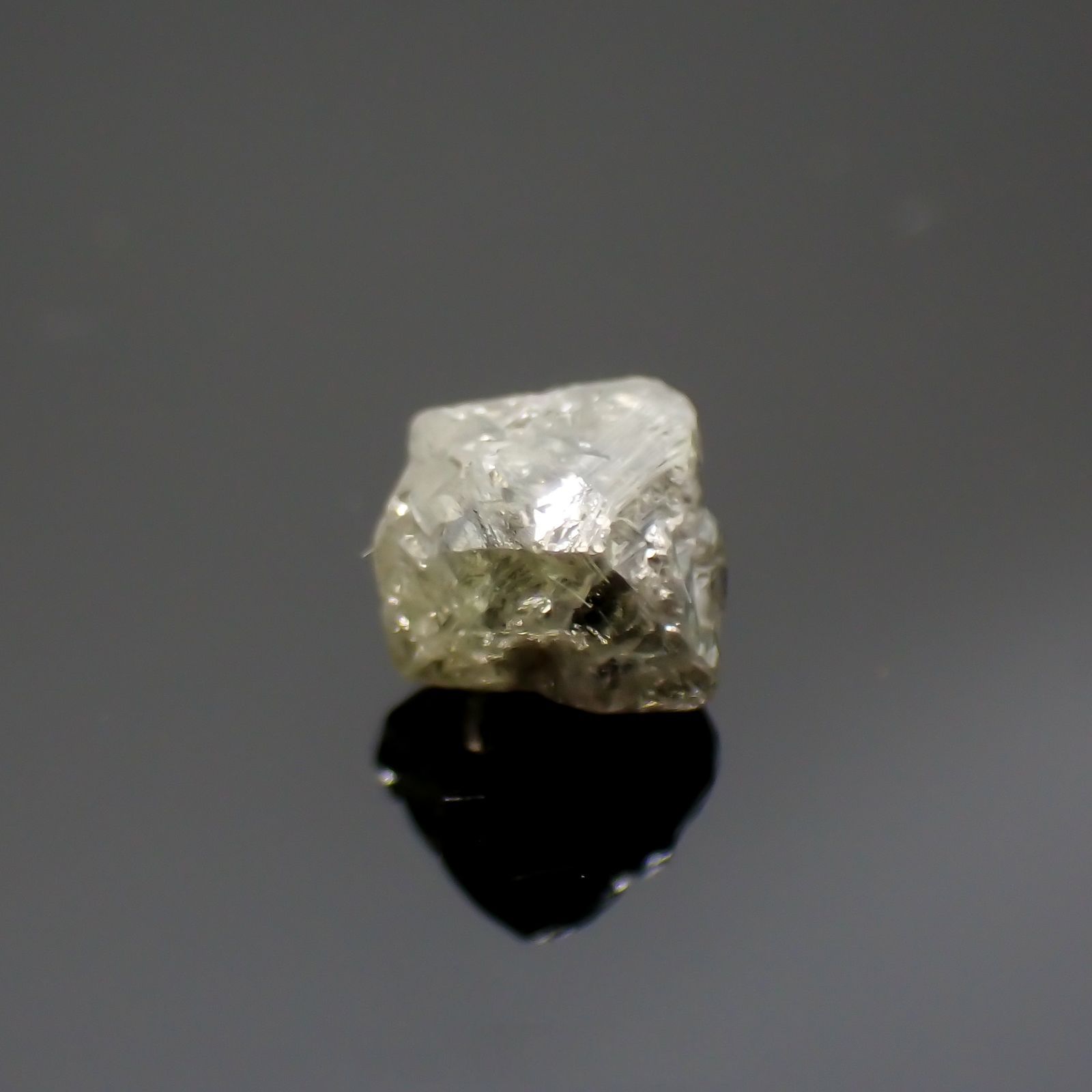 ダイヤモンド(宝石名ダイアモンド) 原石・結晶 0.78ct 識別済[211013377]5.4×5mm前後
