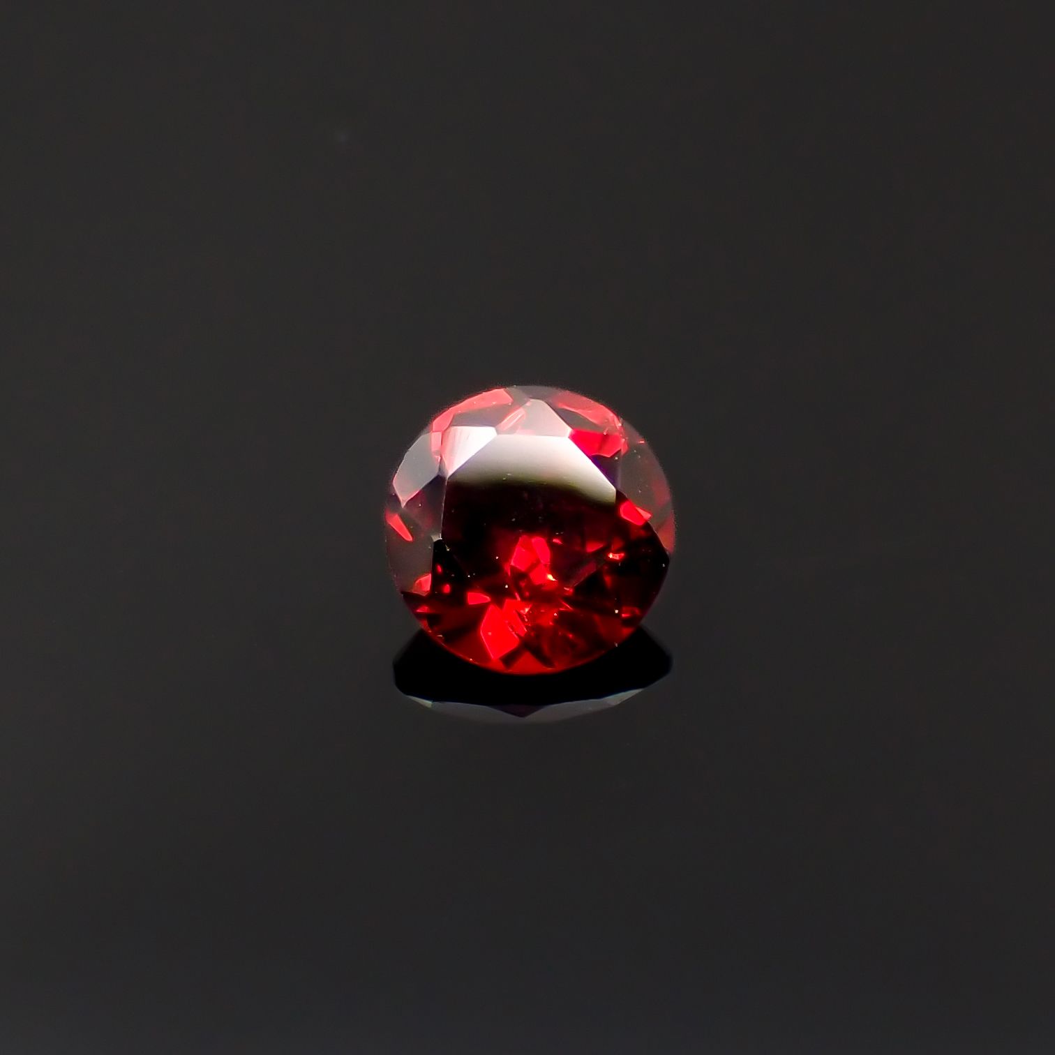 パイラルスパイトガーネット モザンビーク産 0.67ct[231224561]5.4x5.4mm前後
