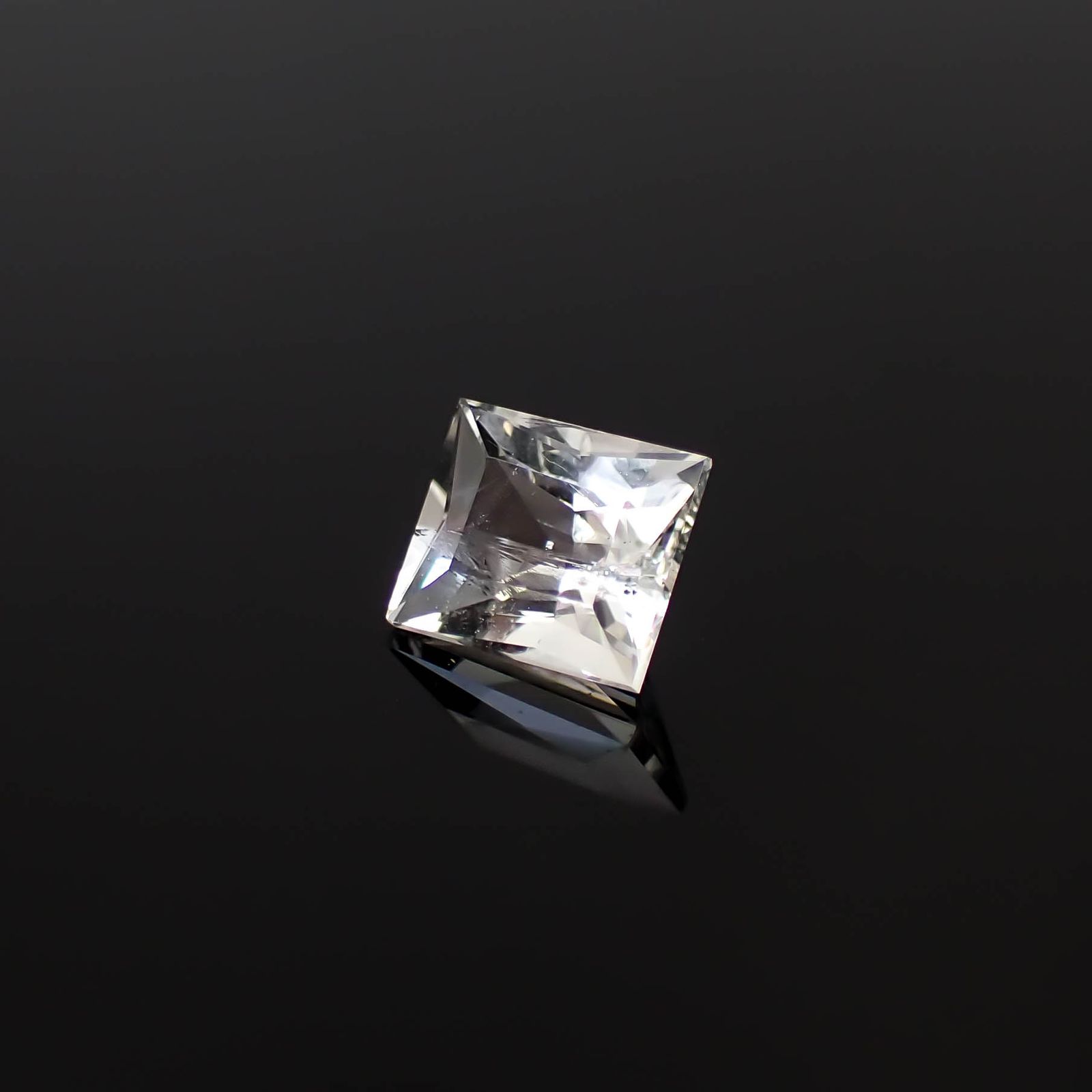 ◇プリンセスカット◇オーソクレース(宝石名ホワイト・オーソクレース)パキスタン産 0.69ct 識別済[250530445]5.9x4.9mm前後