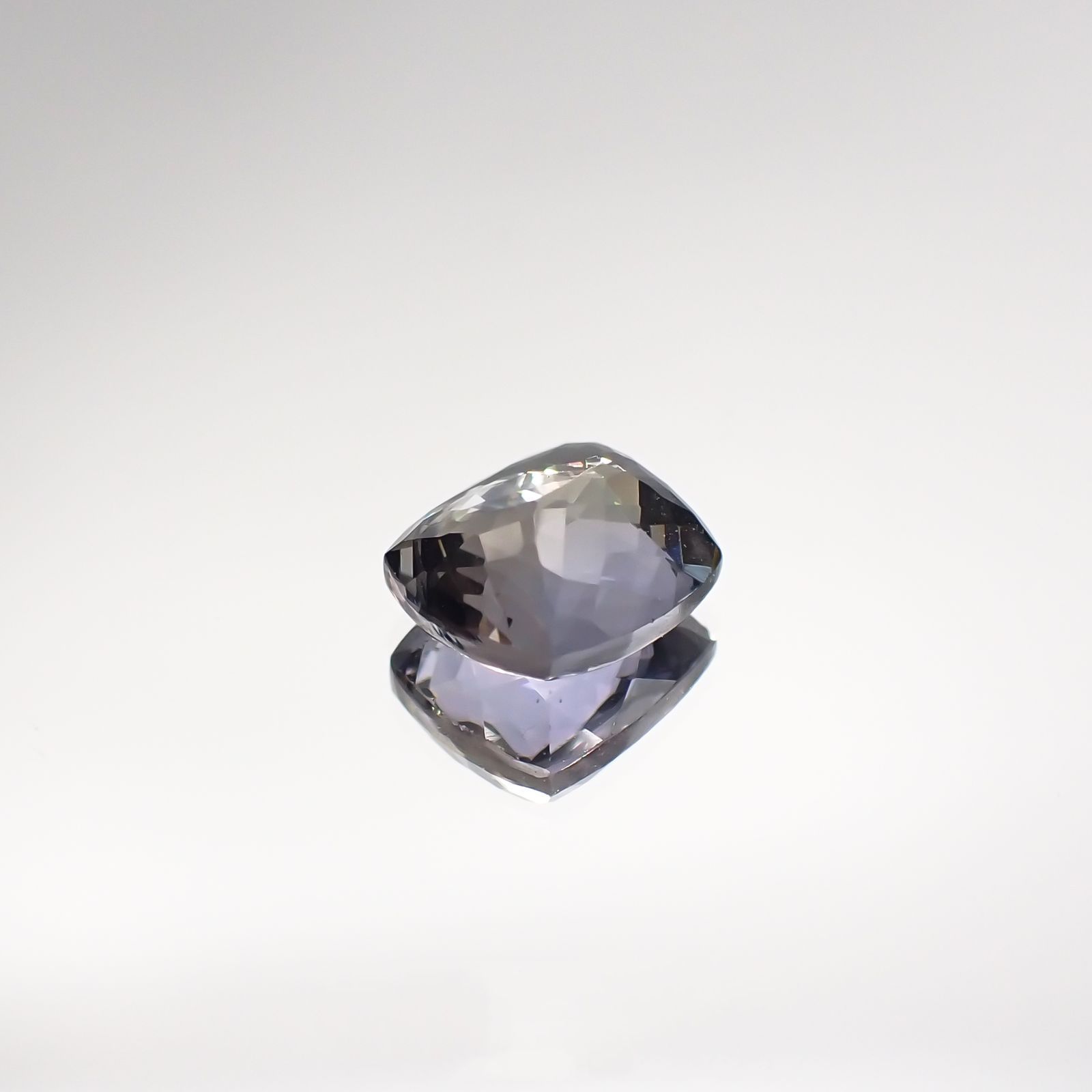 バイカラータンザナイト(宝石名タンザナイト) タンザニア産 2.015ct ソ付(彩珠)[210711828]7.6×6.9mm前後