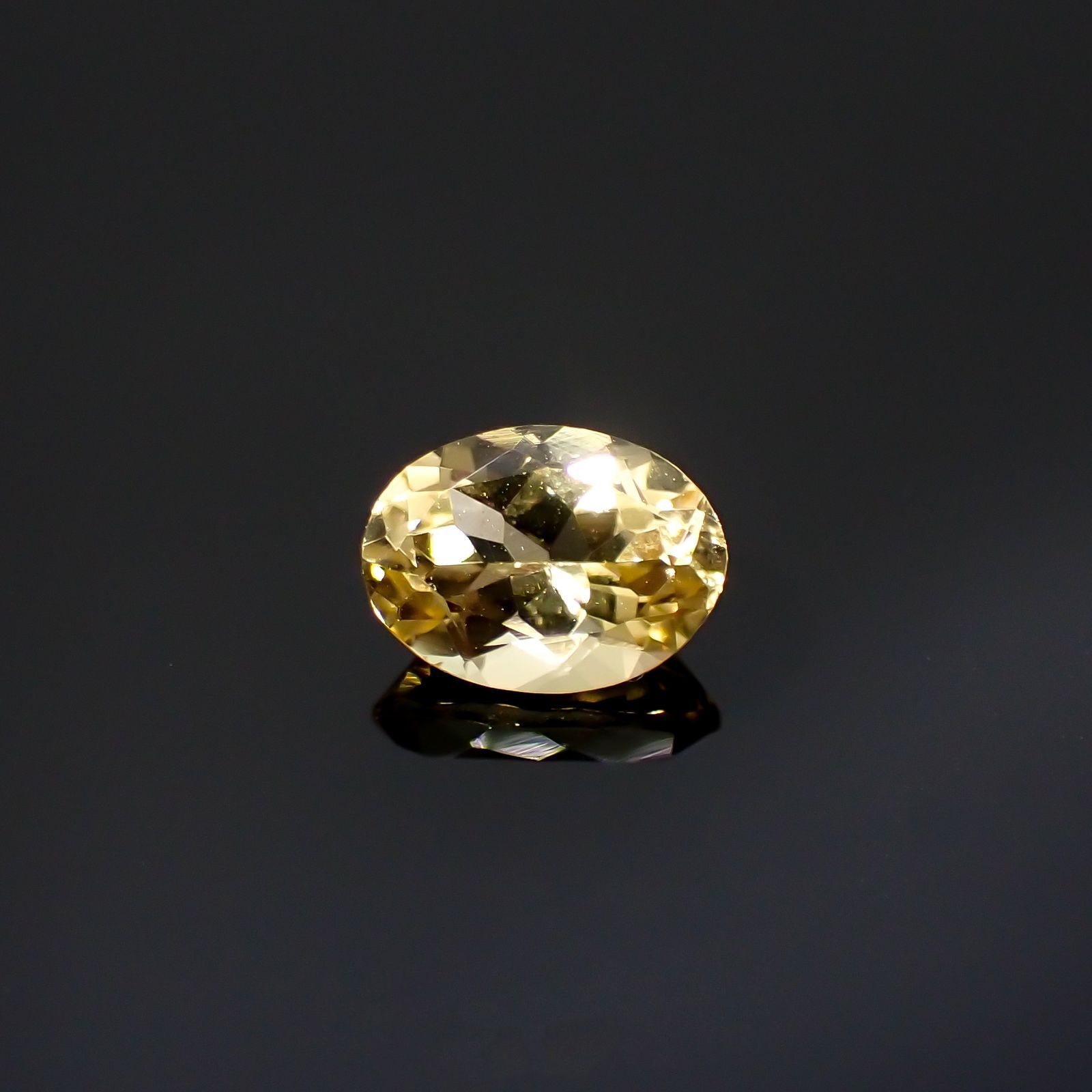 イエローベリル(宝石名イエロー・ベリル)ブラジル産 0.74ct 識別済[220515859]6.8x5.1mm前後