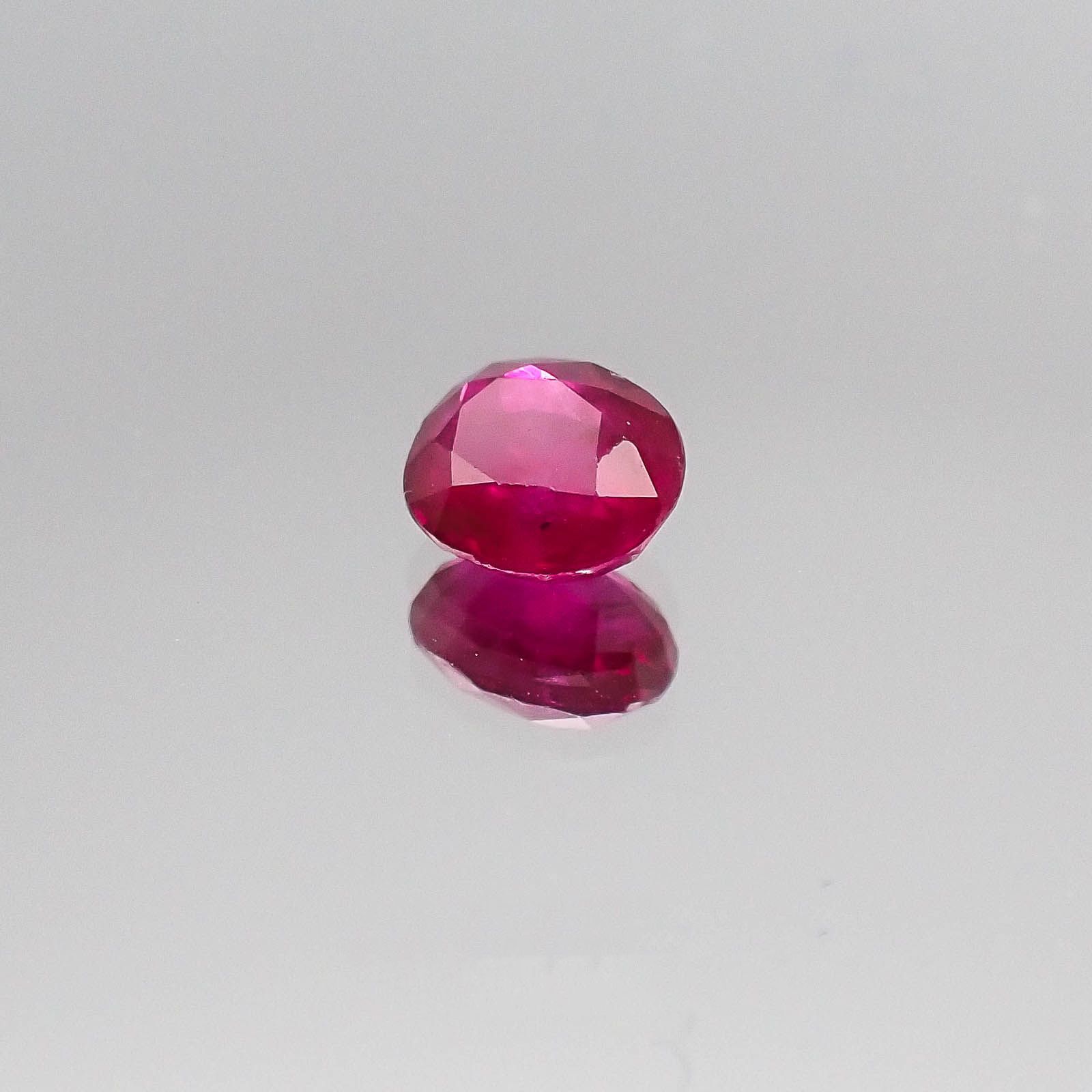ルビー(宝石名ルビー)ミャンマー・モゴック産 0.82ct 識別済[220717099]5.6x4.9mm前後