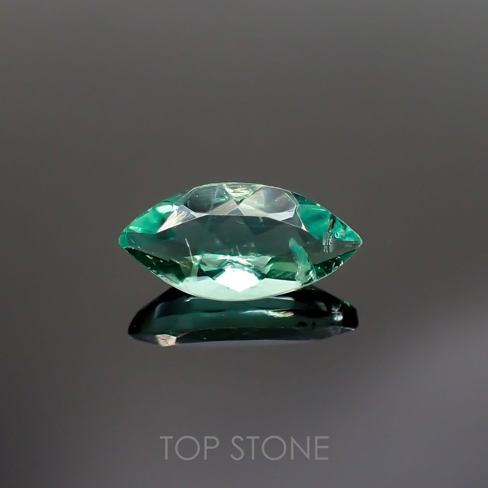 フローライト フルオレッセンス(宝石名フルオライト)イギリス・ロジャリー鉱山産 0.95ct 識別済[211113785]9.5x4.6mm前後