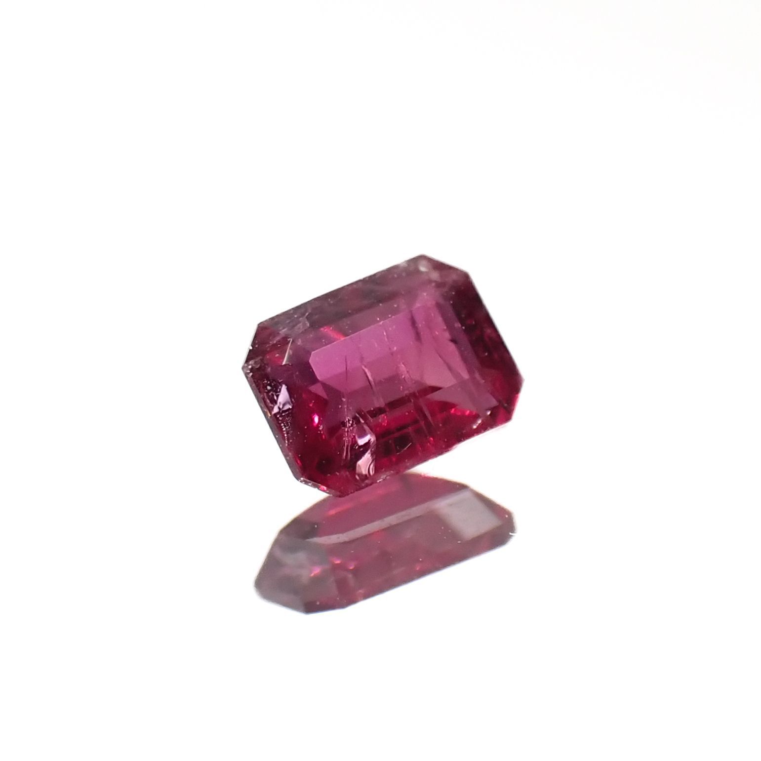 レッドベリル(宝石名レッド・ベリル)アメリカ・ユタ州産 0.227ct ソ付(彩珠)[220717135]4.4x3.3mm前後