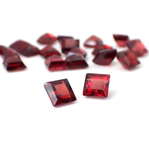 ◇ランダムセレクト◇パイラルスパイトガーネット モザンビーク産 約0.95ct / 5x5mm前後 [260532220]