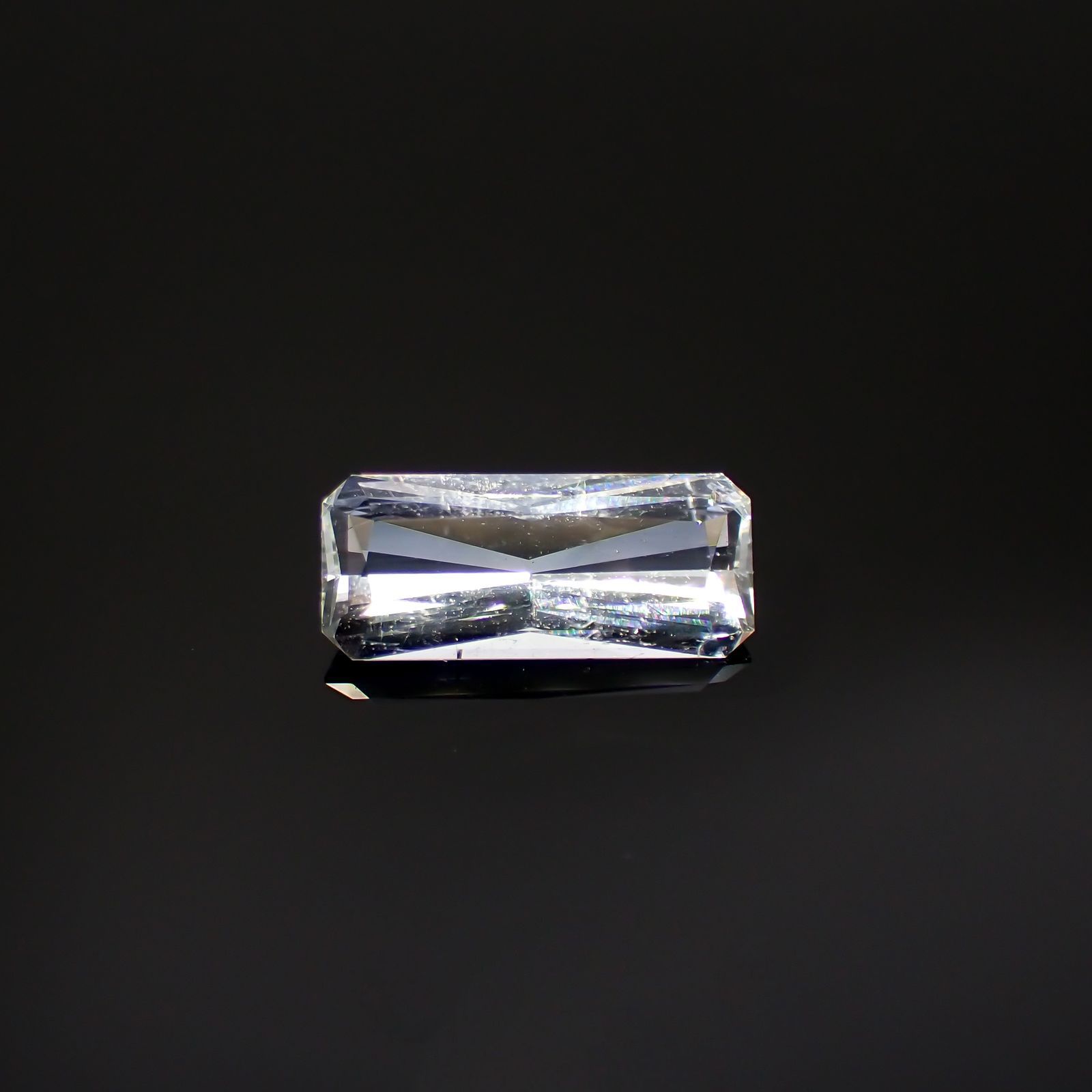 ジェレメジェバイト(宝石名エレメジェバイト)ナミビア産 0.82ct 識別済[220616312]9.2x3.9mm前後