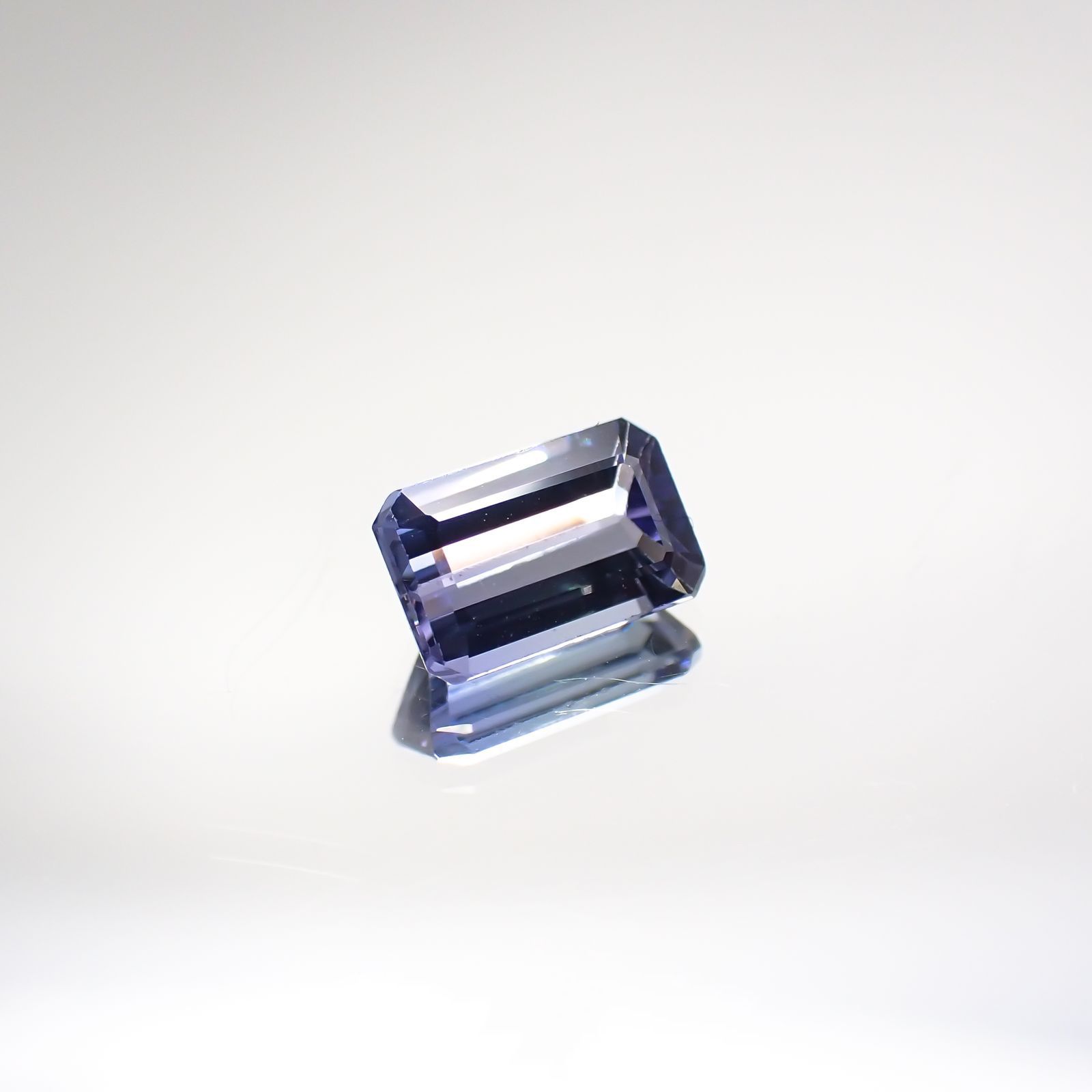 パーティカラータンザナイト(宝石名パーティカラード・ゾイサイト) タンザニア産 0.642ct ソ付(彩珠)[210711844]6.1×3.9mm前後